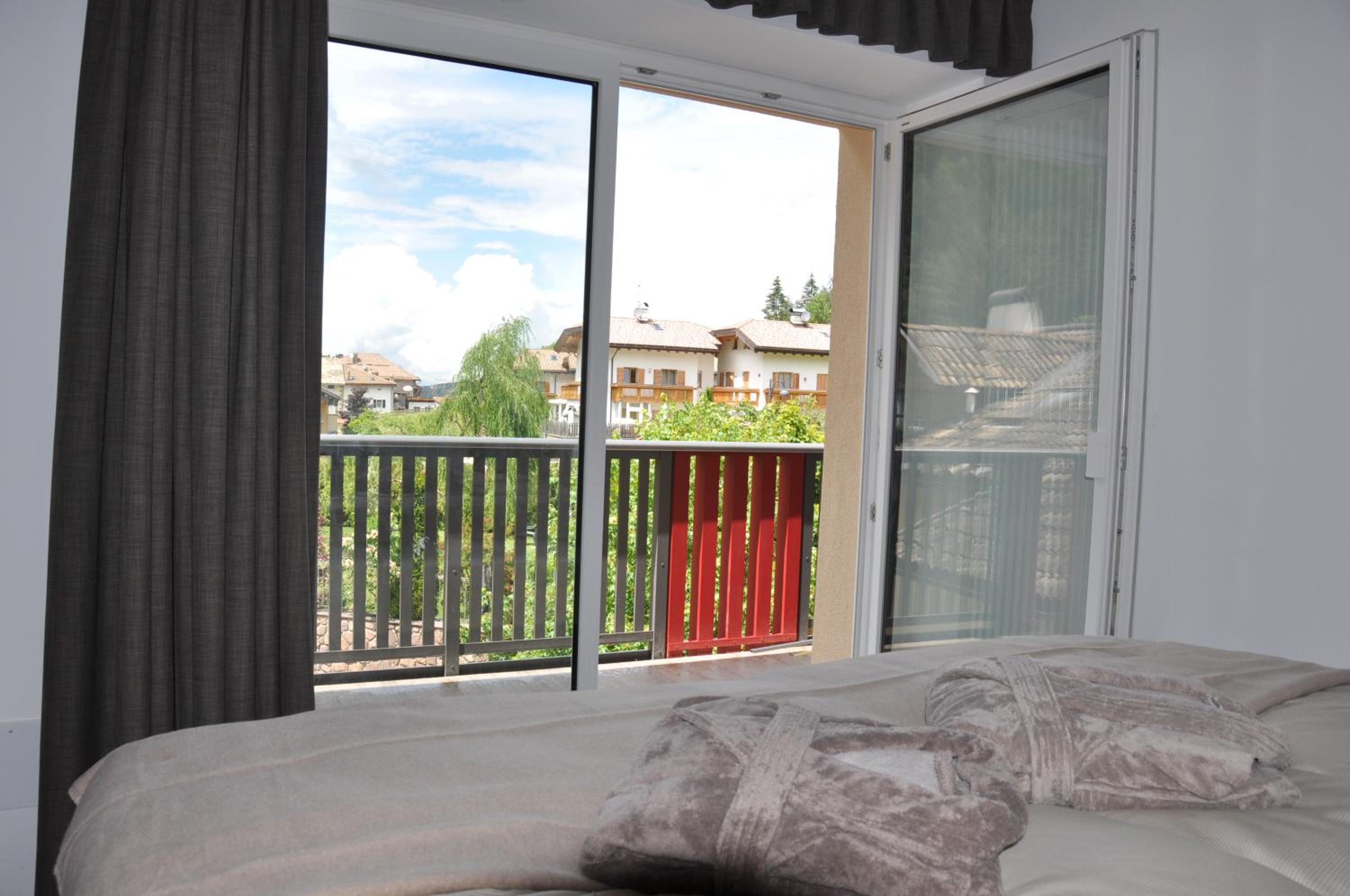 Junior Suite with Balcony - Photo 2