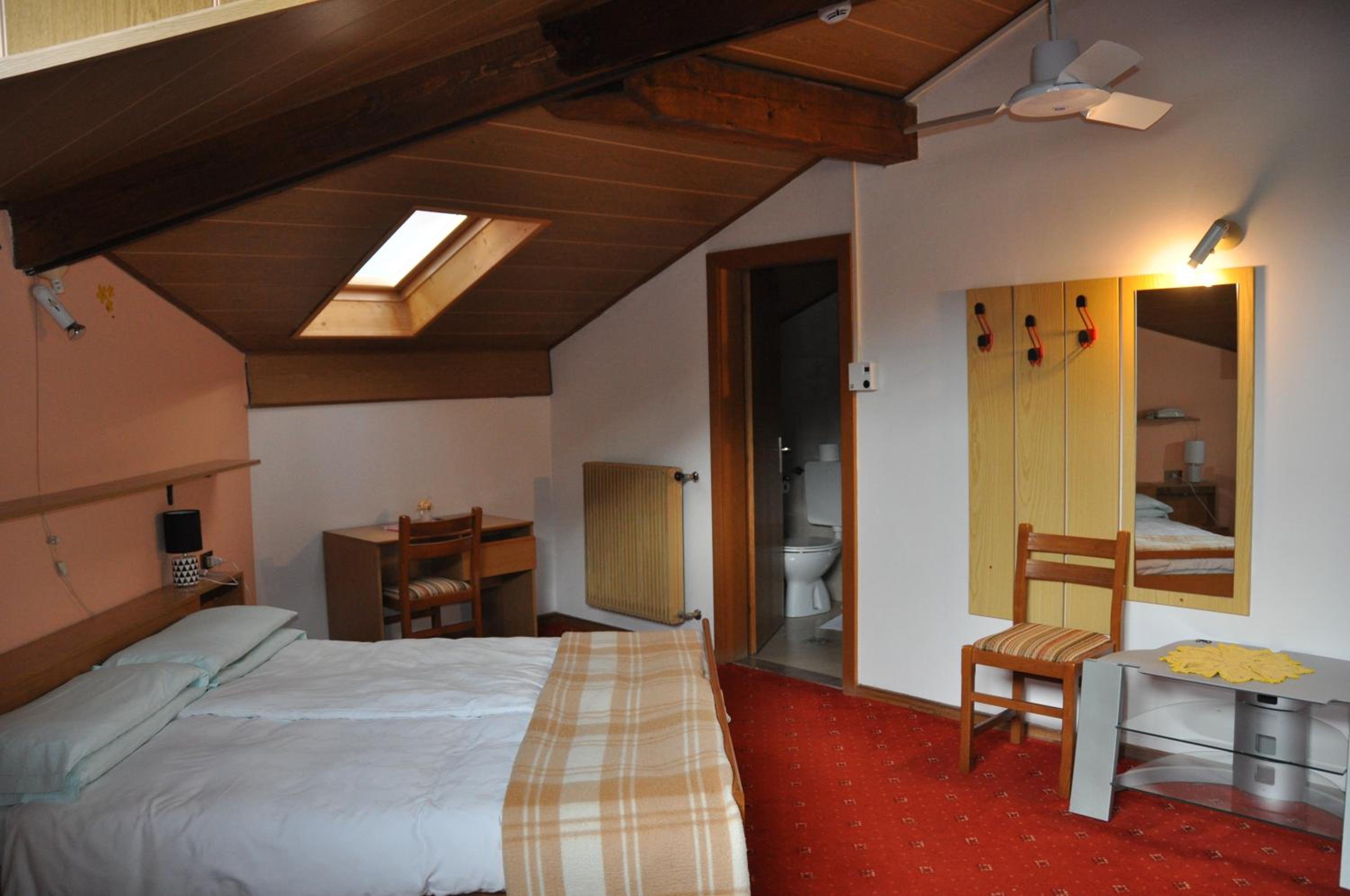 Standard Double Room In Attic photo 2