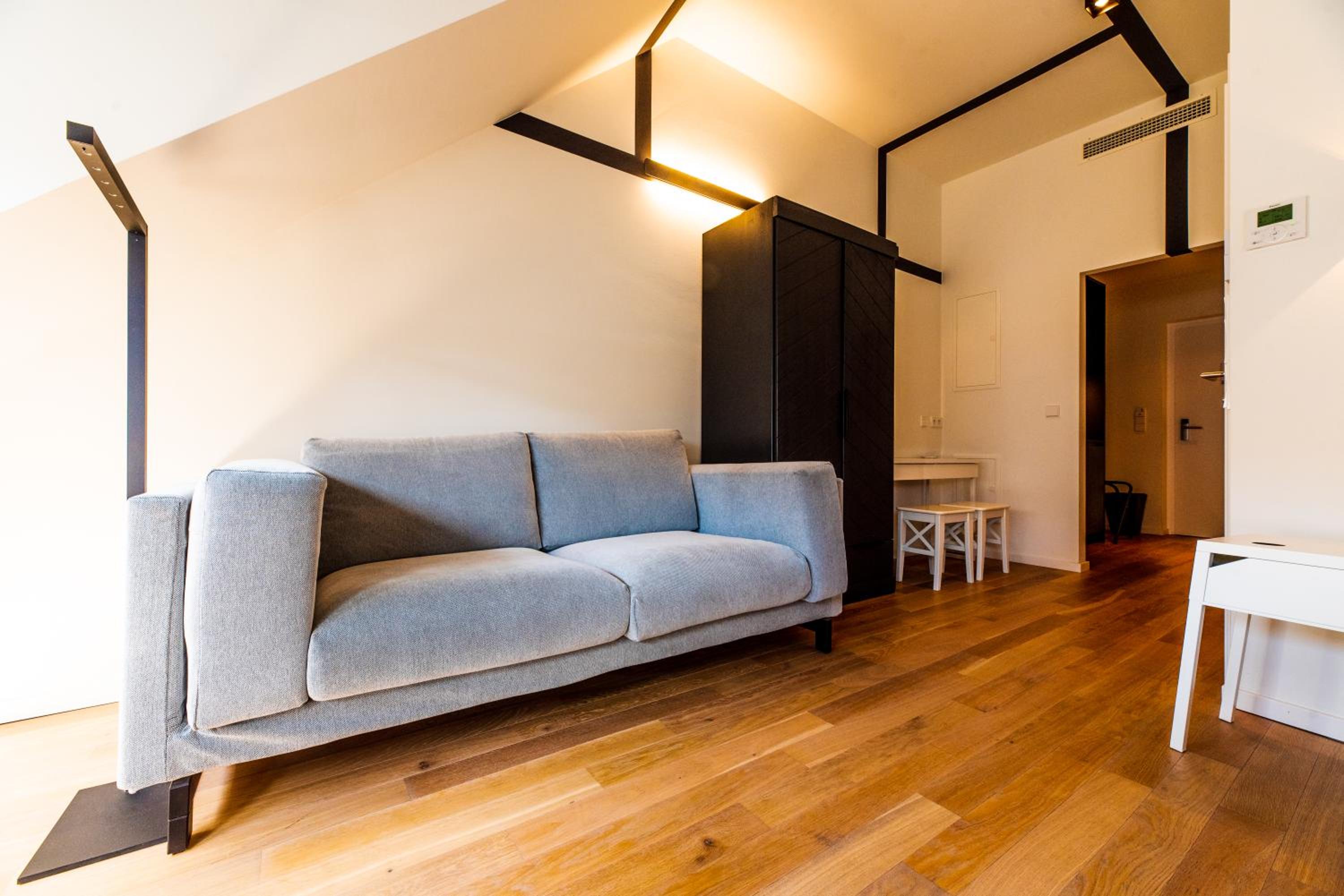 Large Apartment - Photo 5