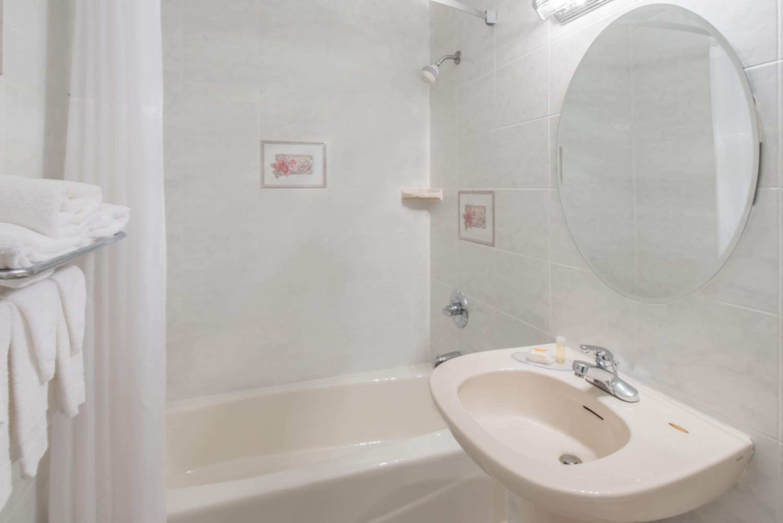 King Room - Non-Smoking photo 2