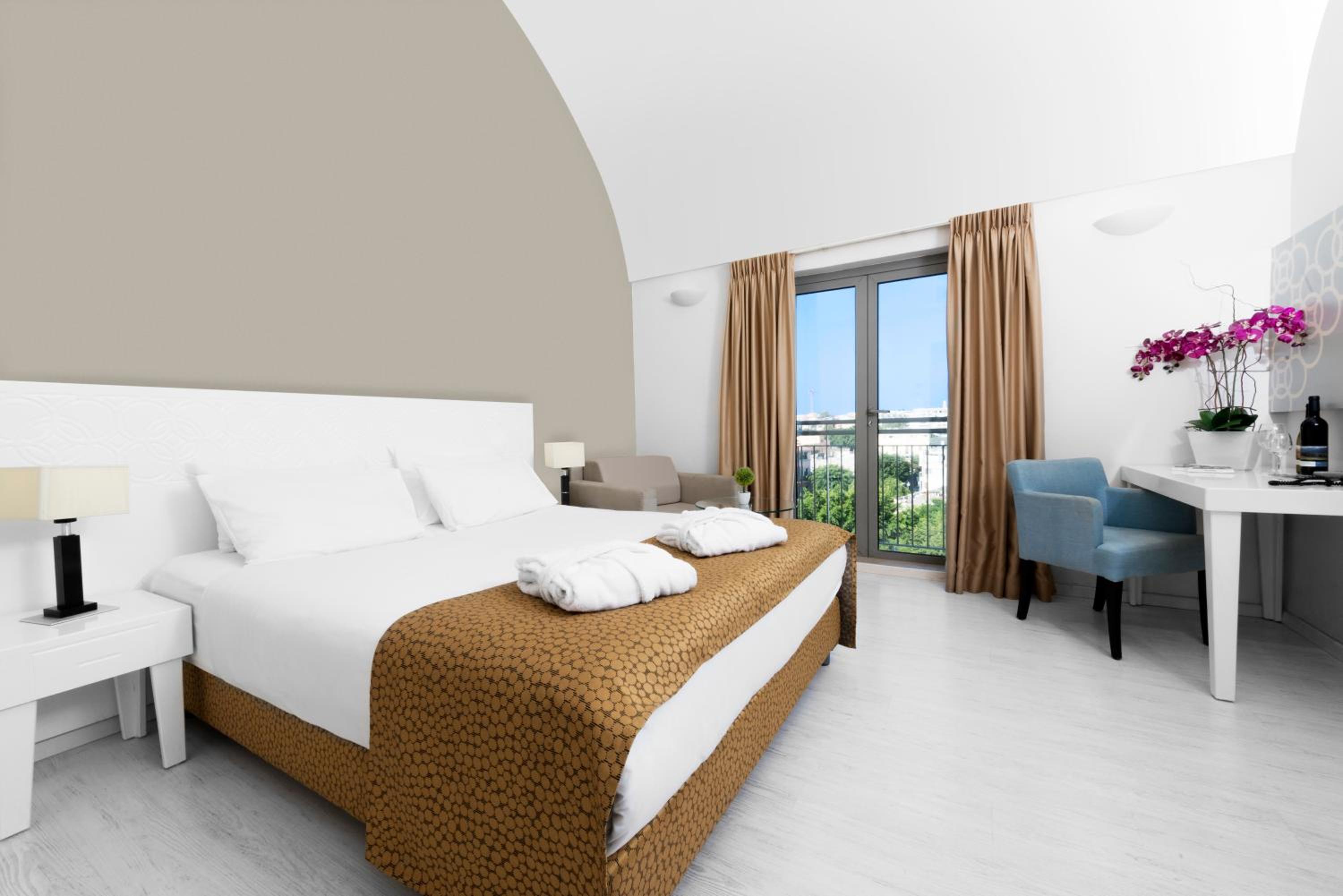 Crown Room Jaffa View - Photo 4