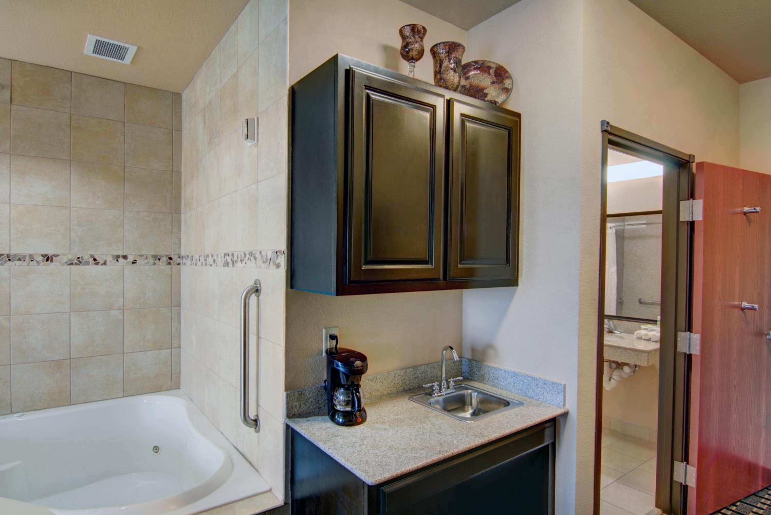 Standard King Room - Photo 3