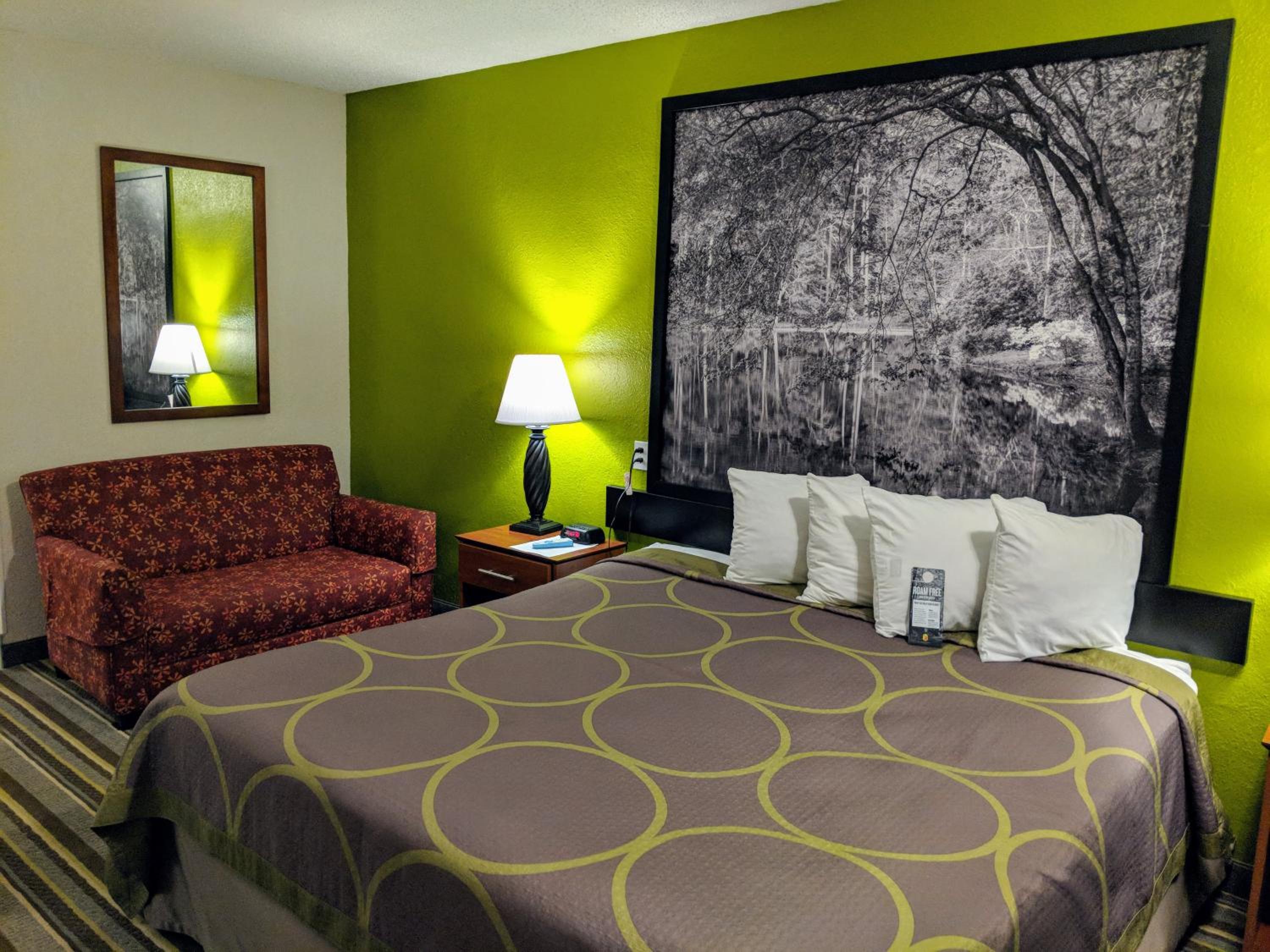 King Room with Courtyard View - Second Floor/Smoking photo 3