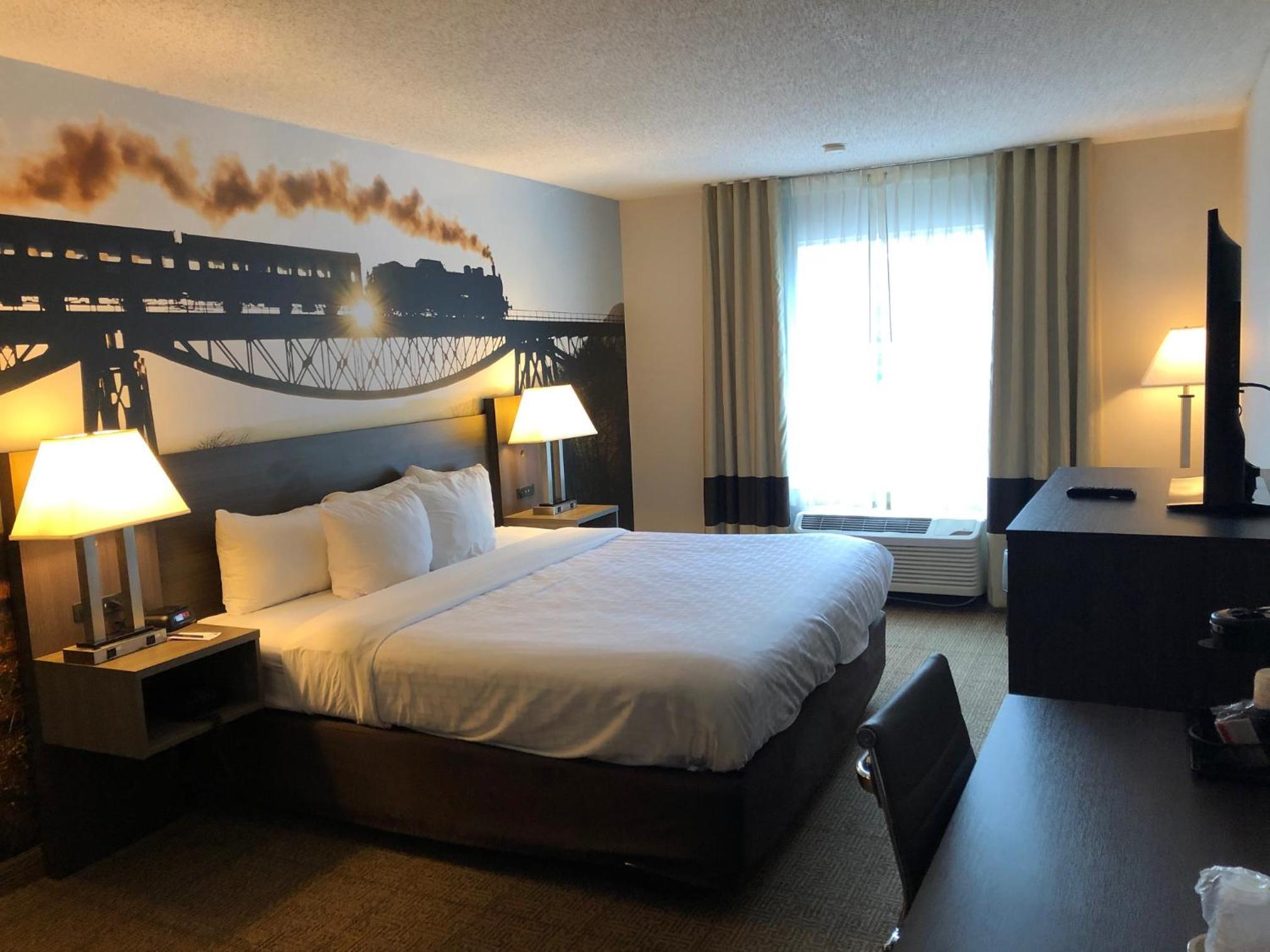King Room - Accessible/Non-Smoking - Photo 10