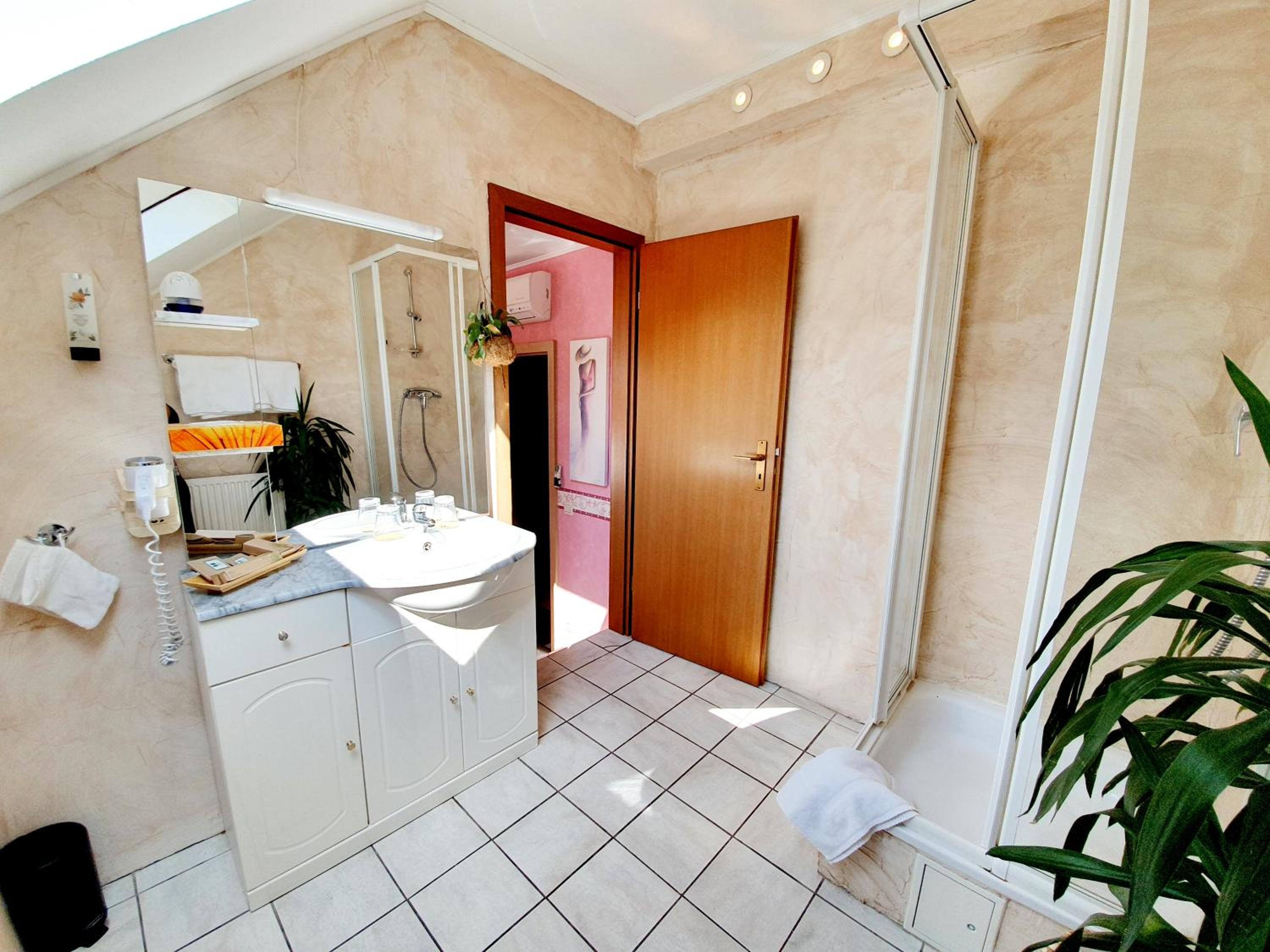 Double or Twin Room - Photo 9