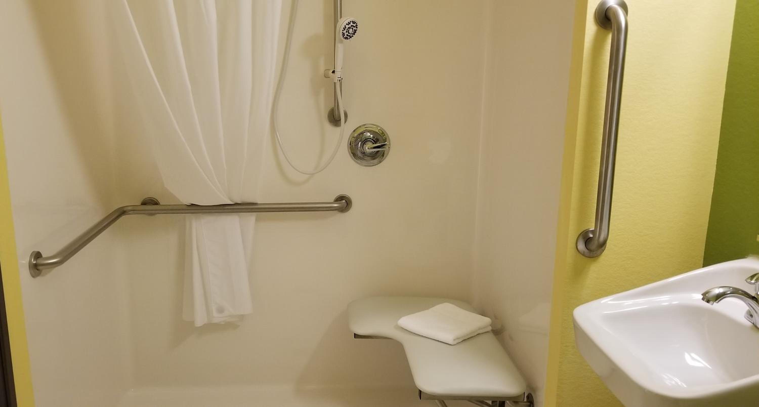 Queen Room with Roll-In Shower - Mobility Accessible/Non-Smoking - Photo 2