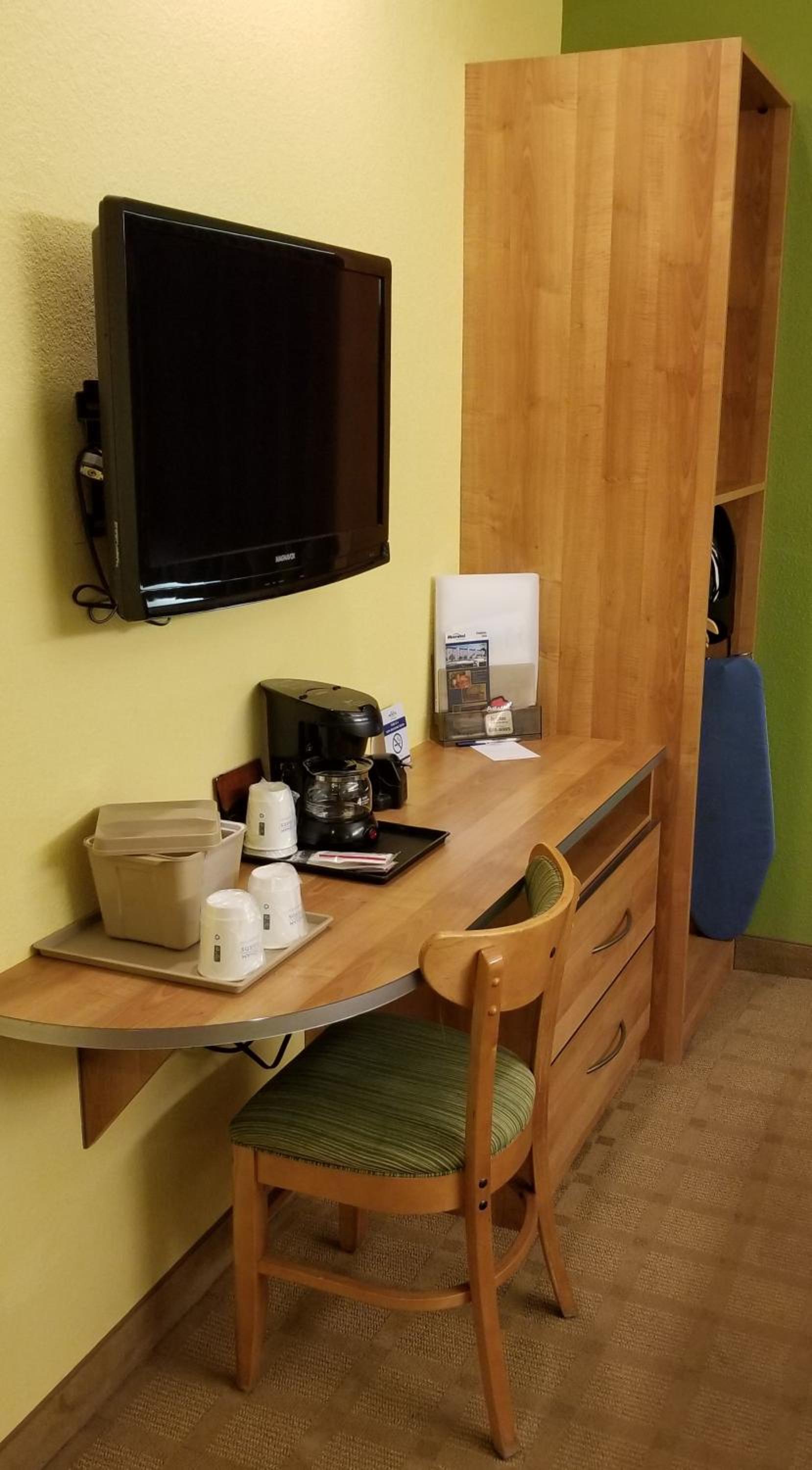 Queen Room - Non-Smoking - Photo 3