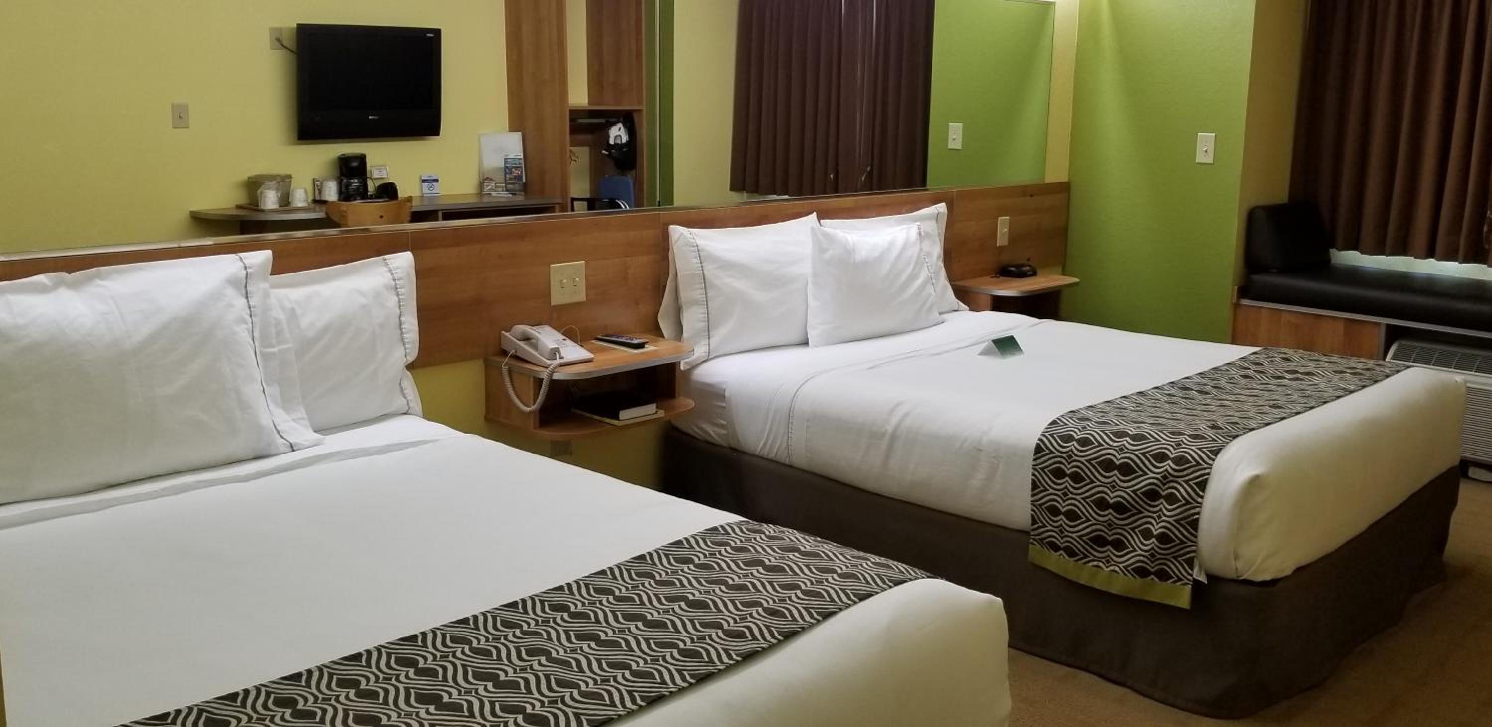 Queen Room with Two Queen Beds - Non-Smoking - Photo 1