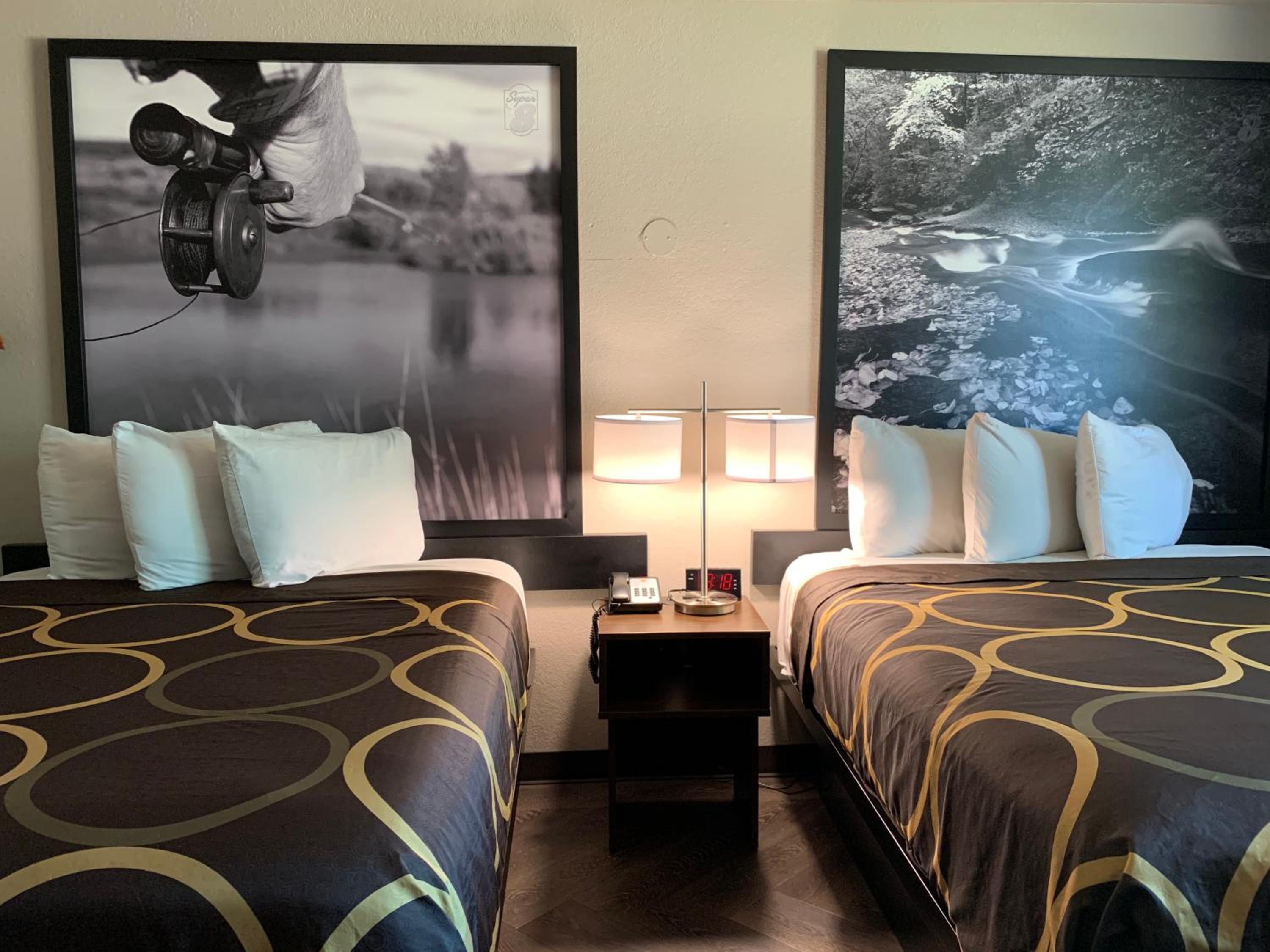 Queen Room with Two Queen Beds - Non-Smoking photo 2