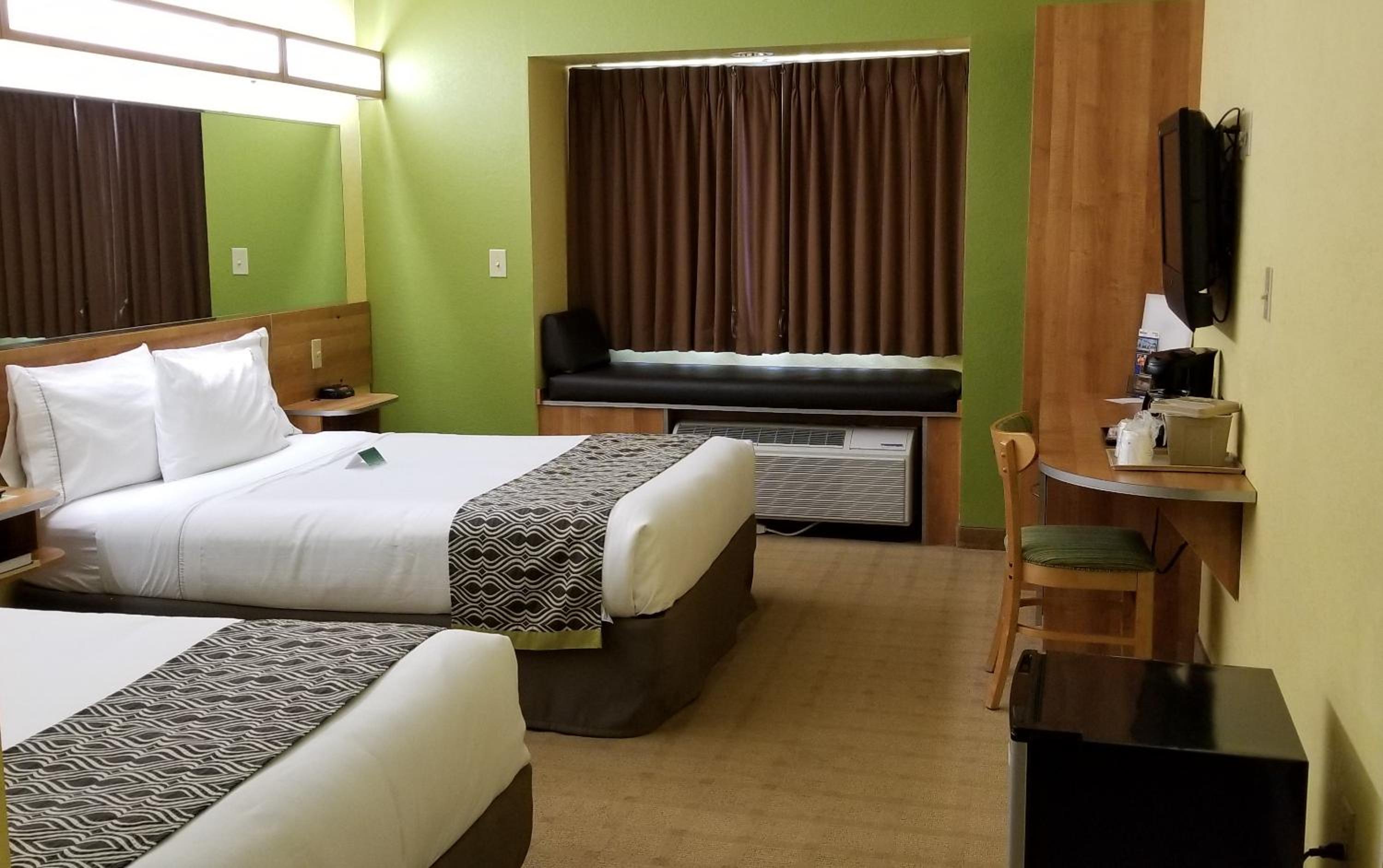 Deluxe Queen Room with Two Queen Beds and Bathtub with Grab Bars - Mobility Accessible/Non-Smoking - Photo 6