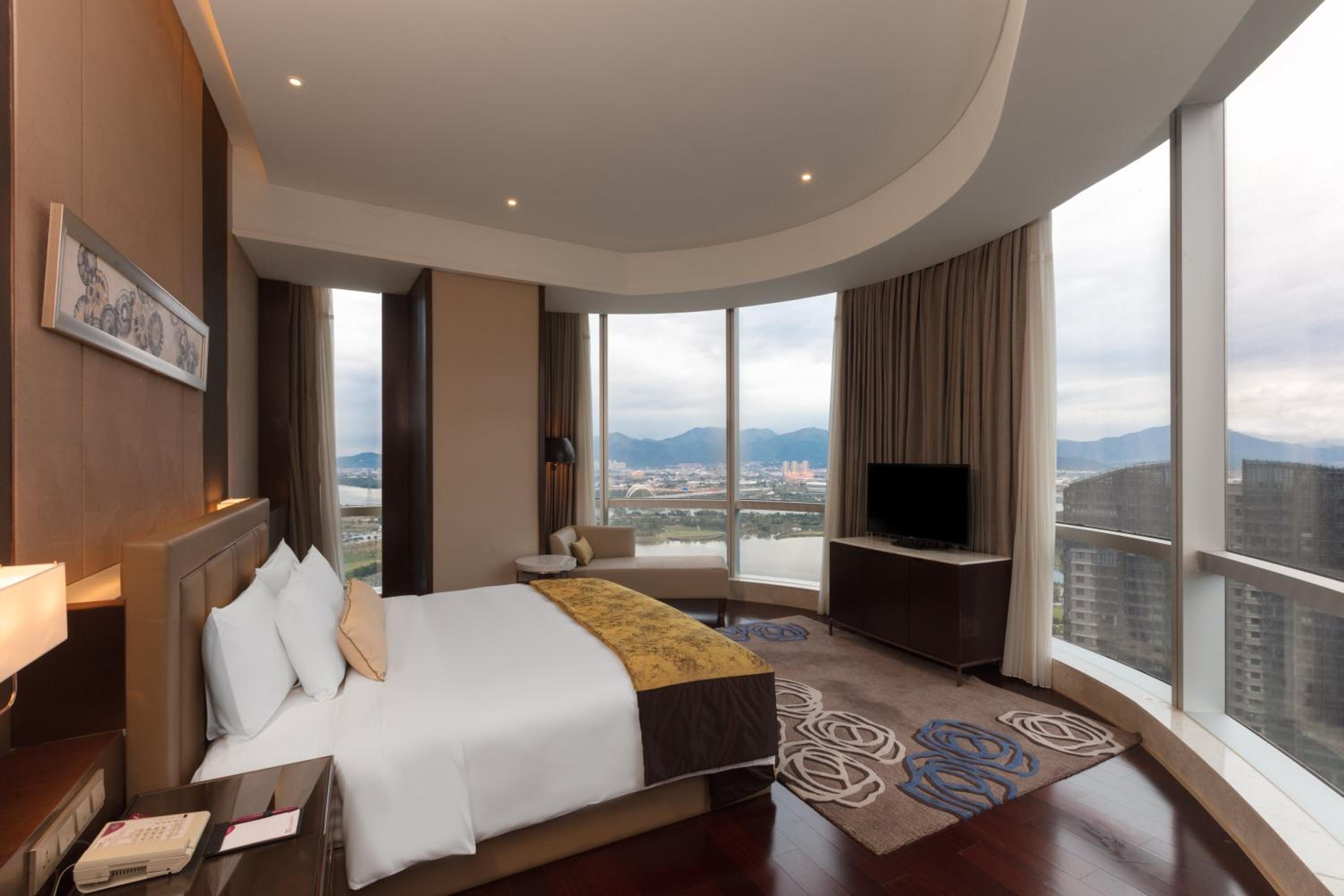 Deluxe King Suite with Living and Dining Area photo 2