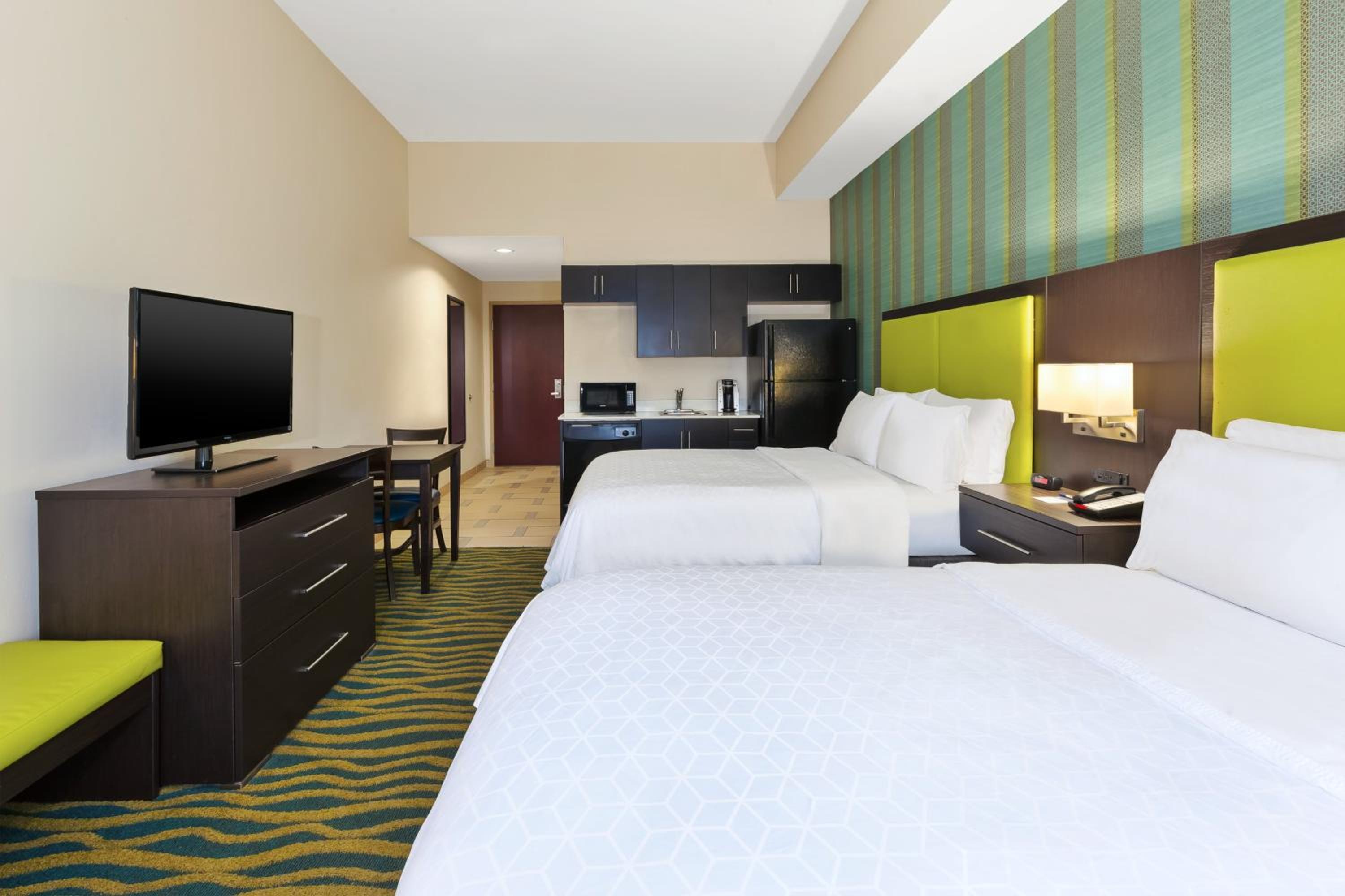 Standard Queen Room with Two Queen Beds - Extra Floor Space photo 1