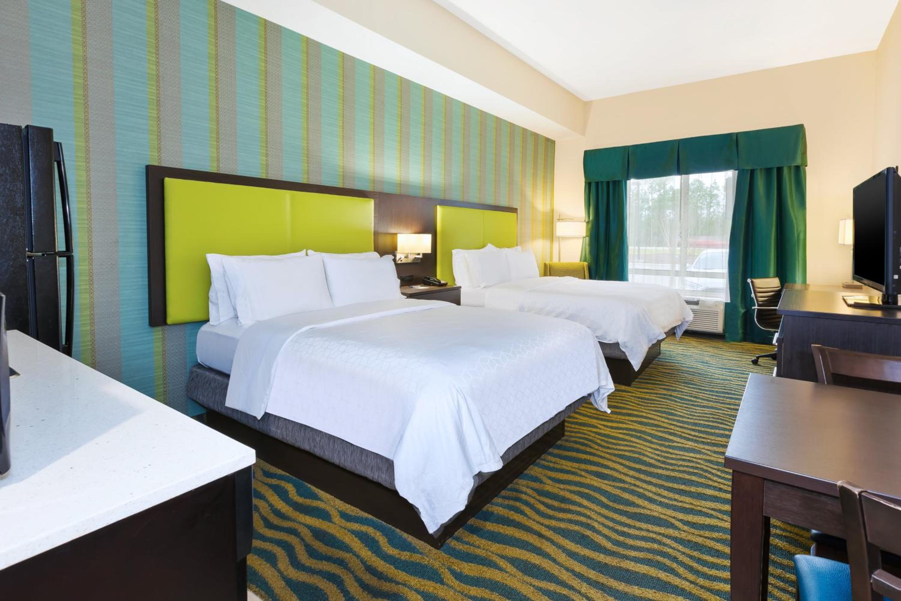 Standard Queen Room with Two Queen Beds - Extra Floor Space photo 2