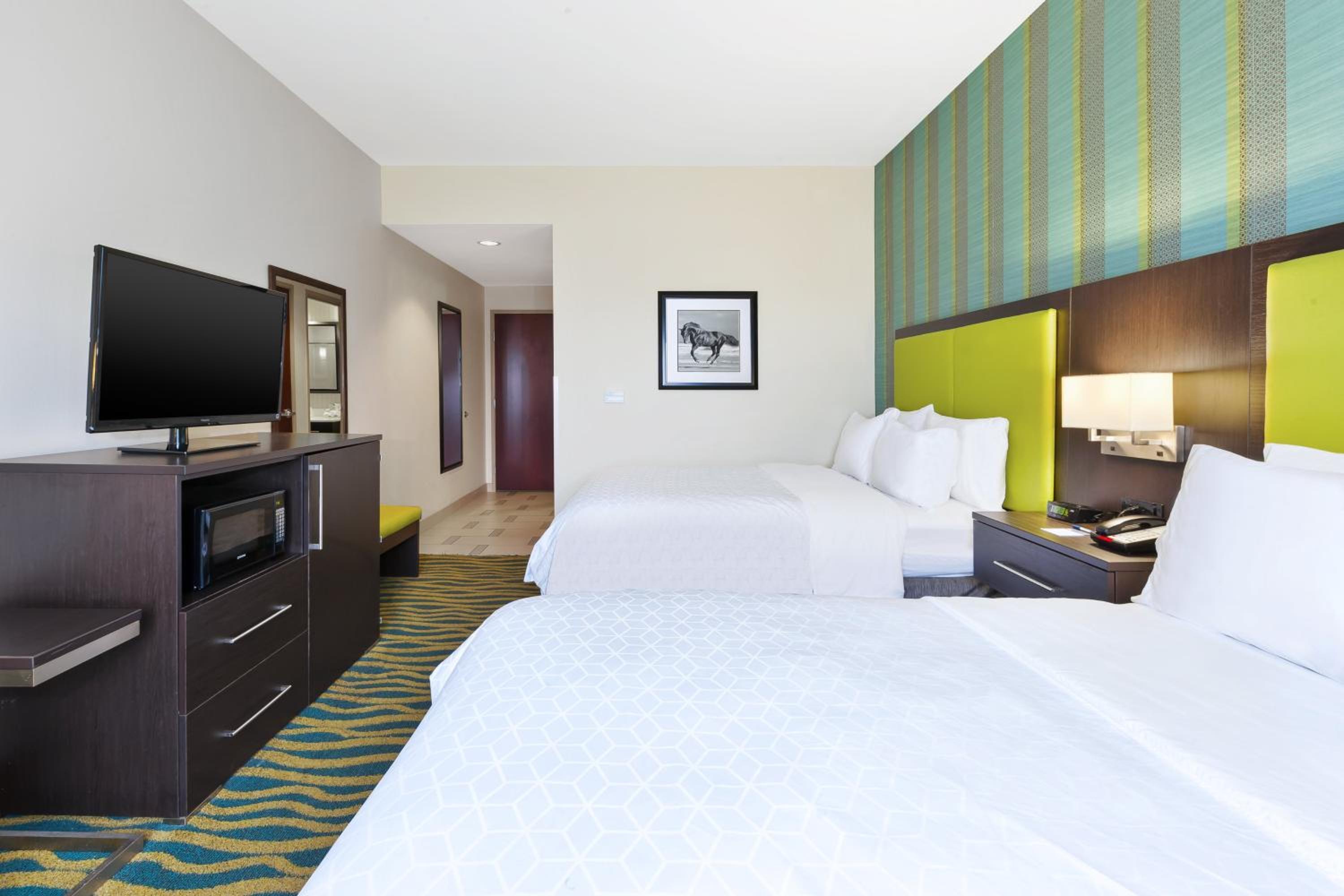 Standard Queen Room with Two Queen Beds photo 3