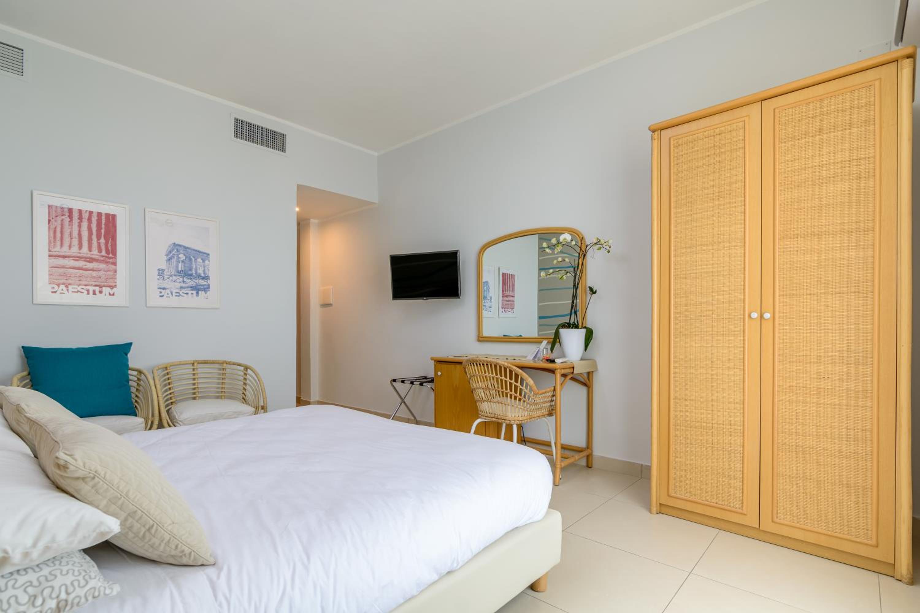 Double or Twin Room with Sea View photo 3