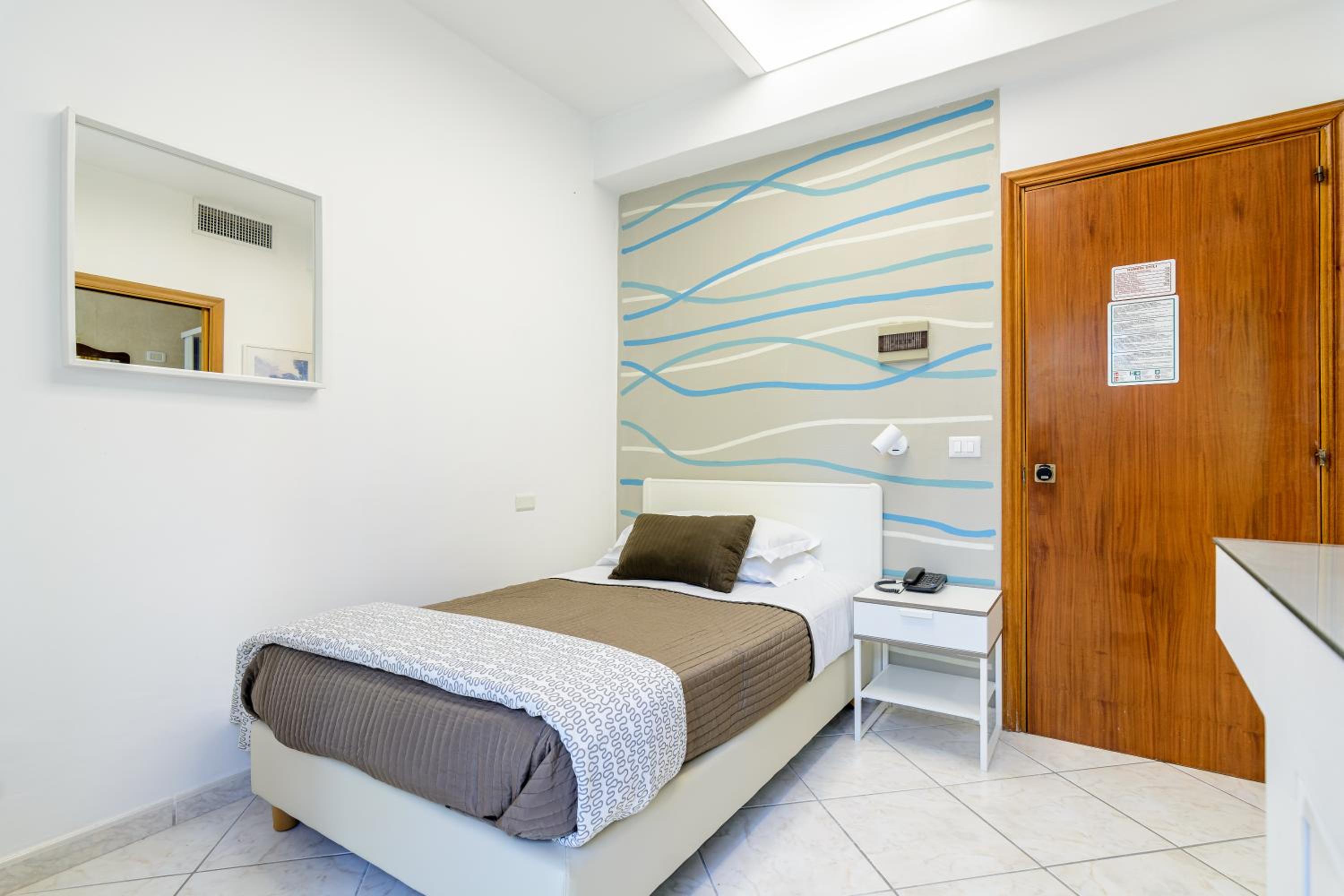 Single Room photo 3