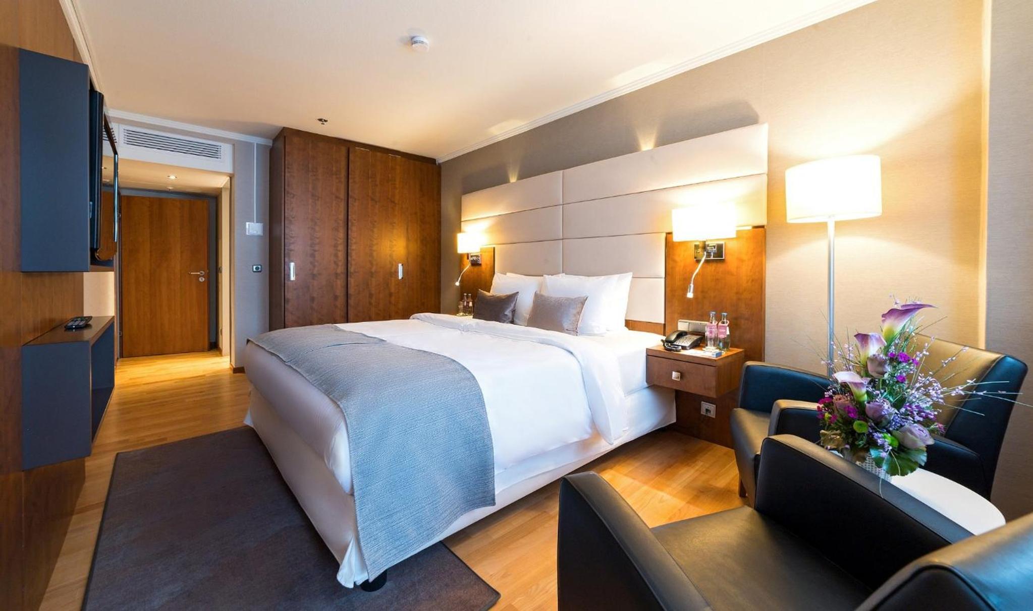 Executive Suite - Photo 2