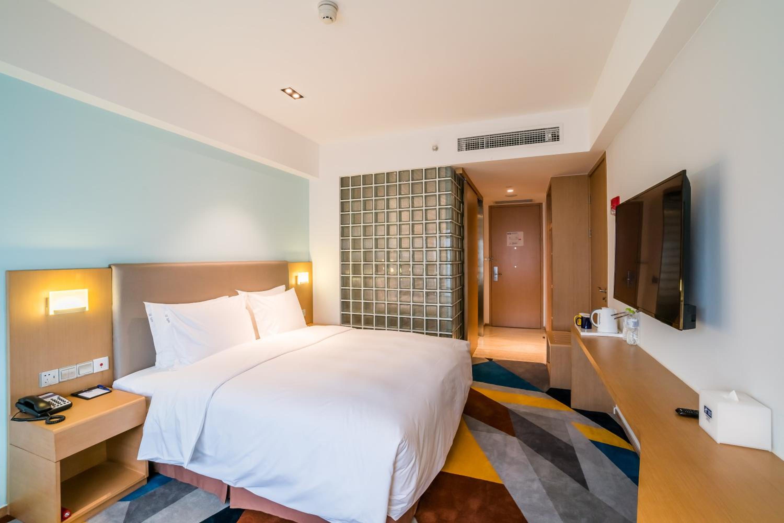 Standard King Room - Disability Access - Photo 3