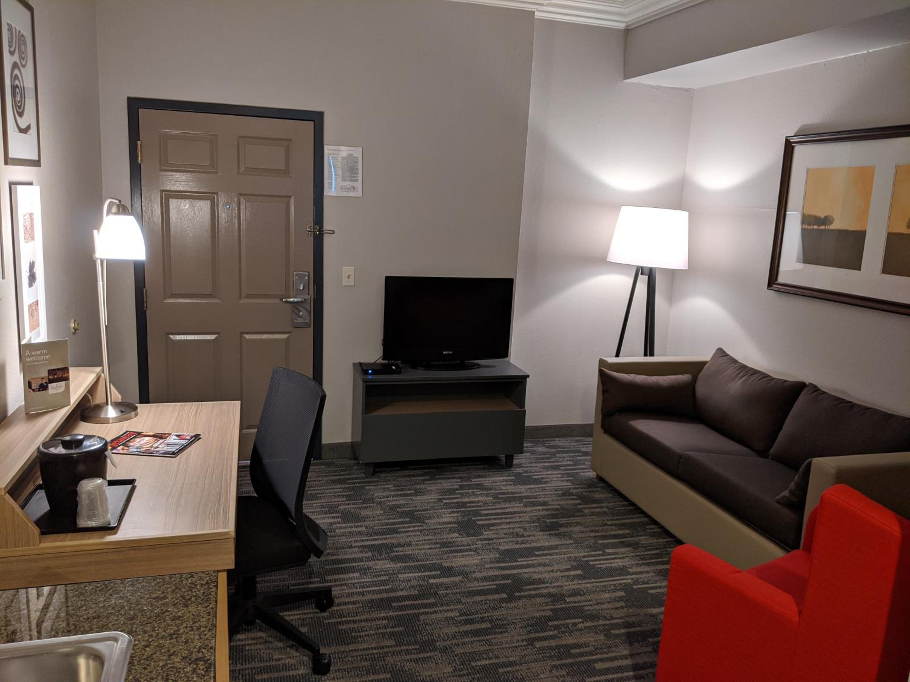 One-Bedroom Queen Suite - Non-Smoking - Photo 1