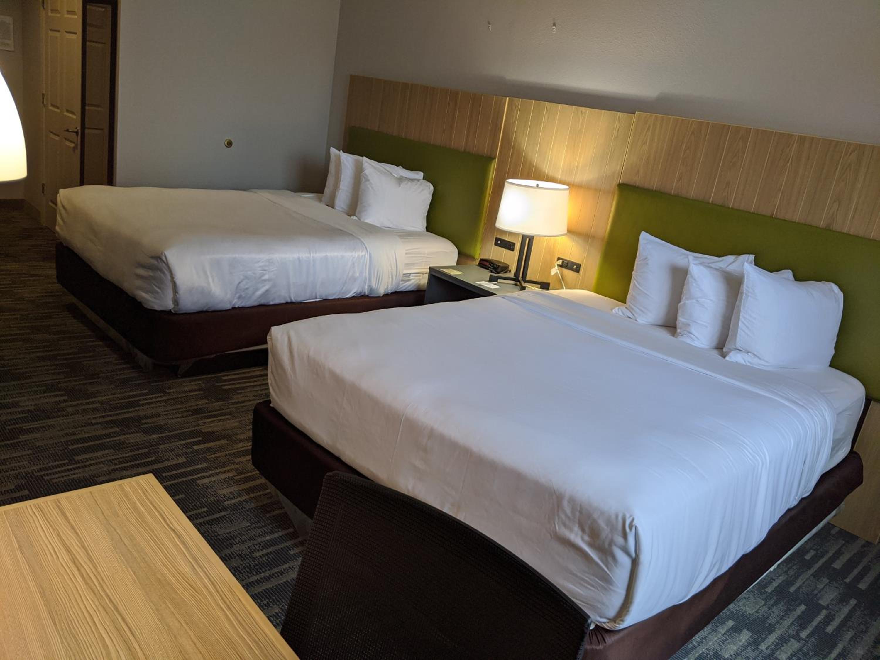 Queen Room with Two Queen Beds - Non-Smoking - Photo 4