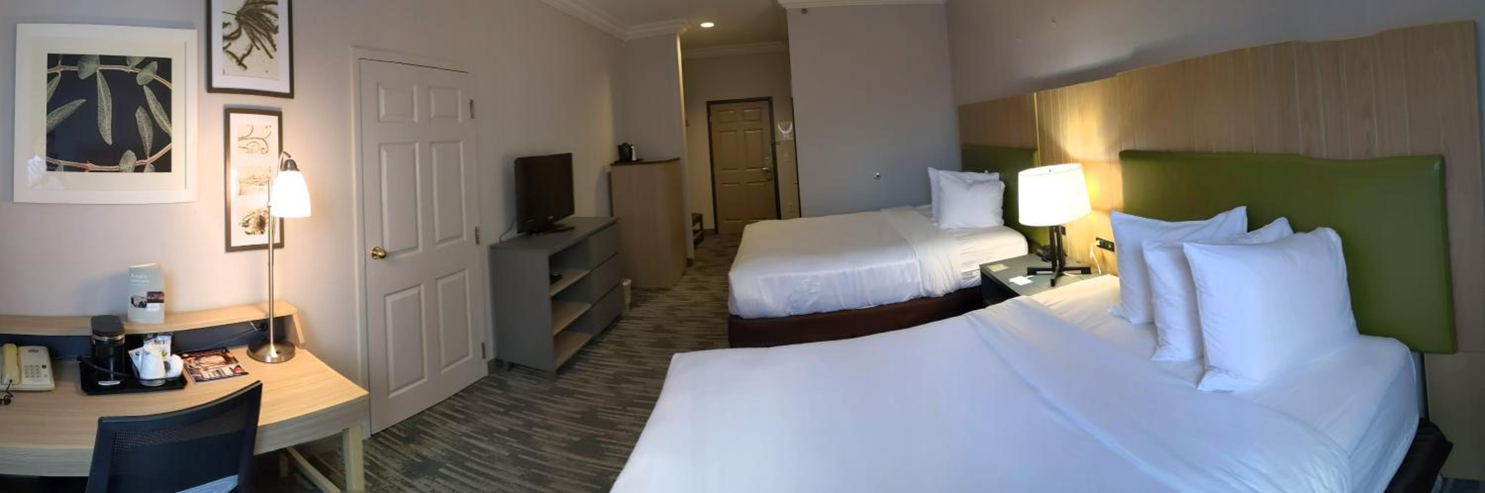 Queen Room with Two Queen Beds - Non-Smoking - Photo 3
