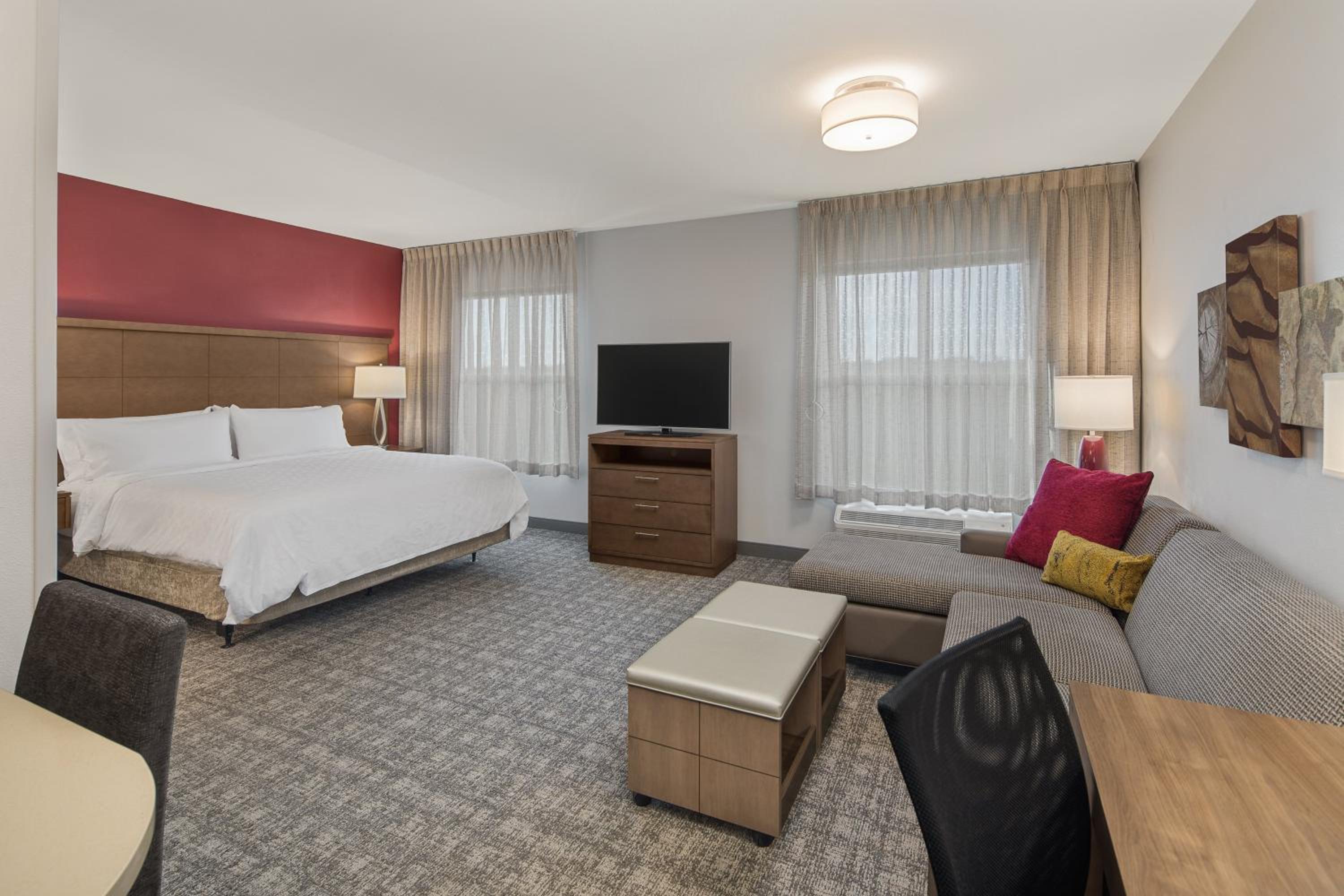 King Studio Suite with Bath Tub - Mobility Access - Photo 3