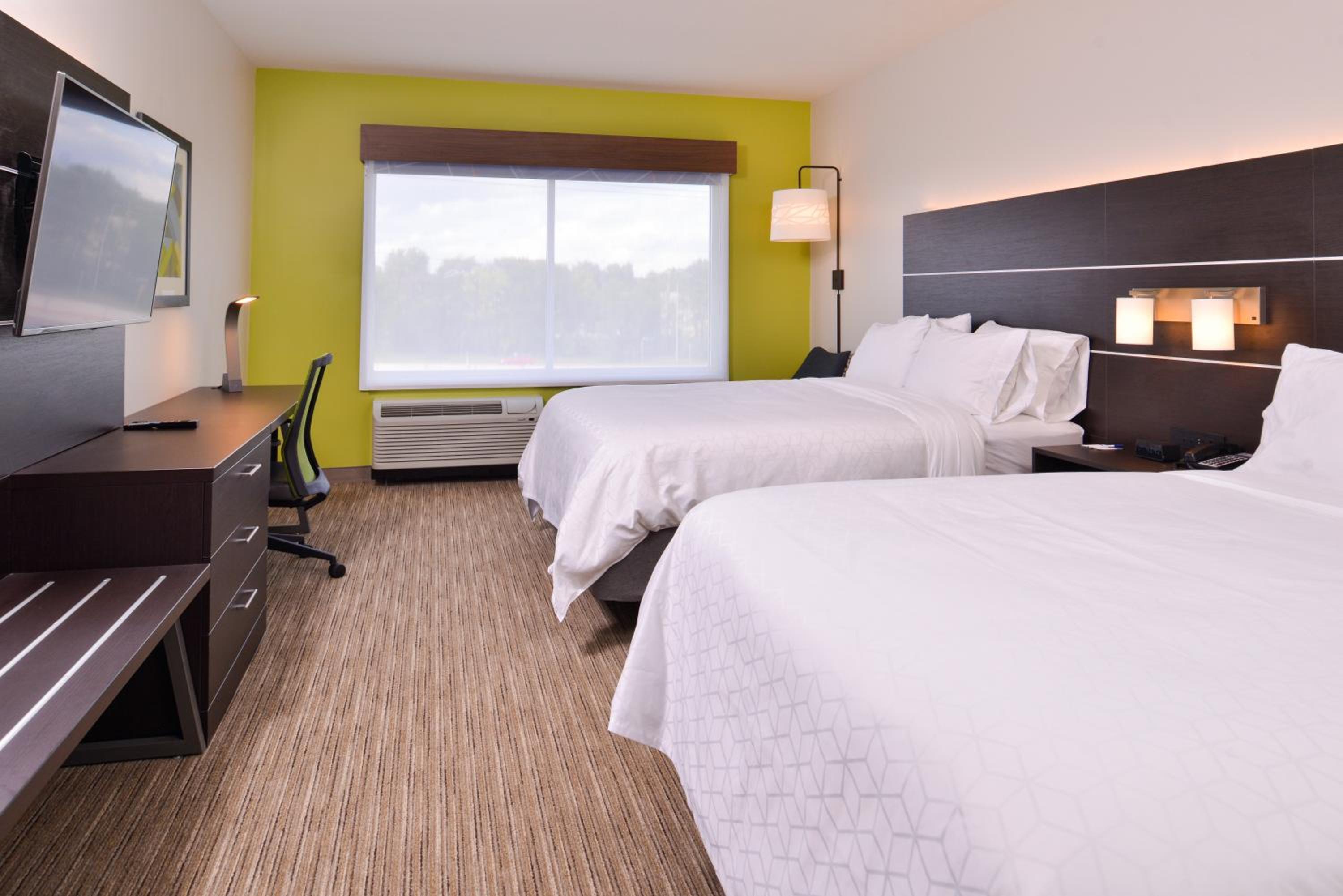 Standard Queen Room with Two Queen Beds - Photo 2