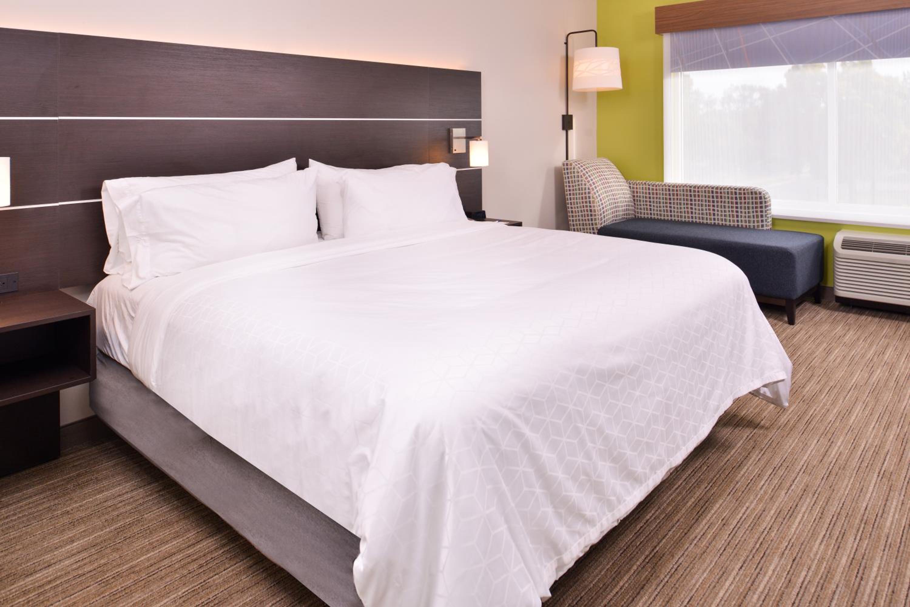 Standard King Room with Roll-in Shower - Mobility Accessible - Photo 2
