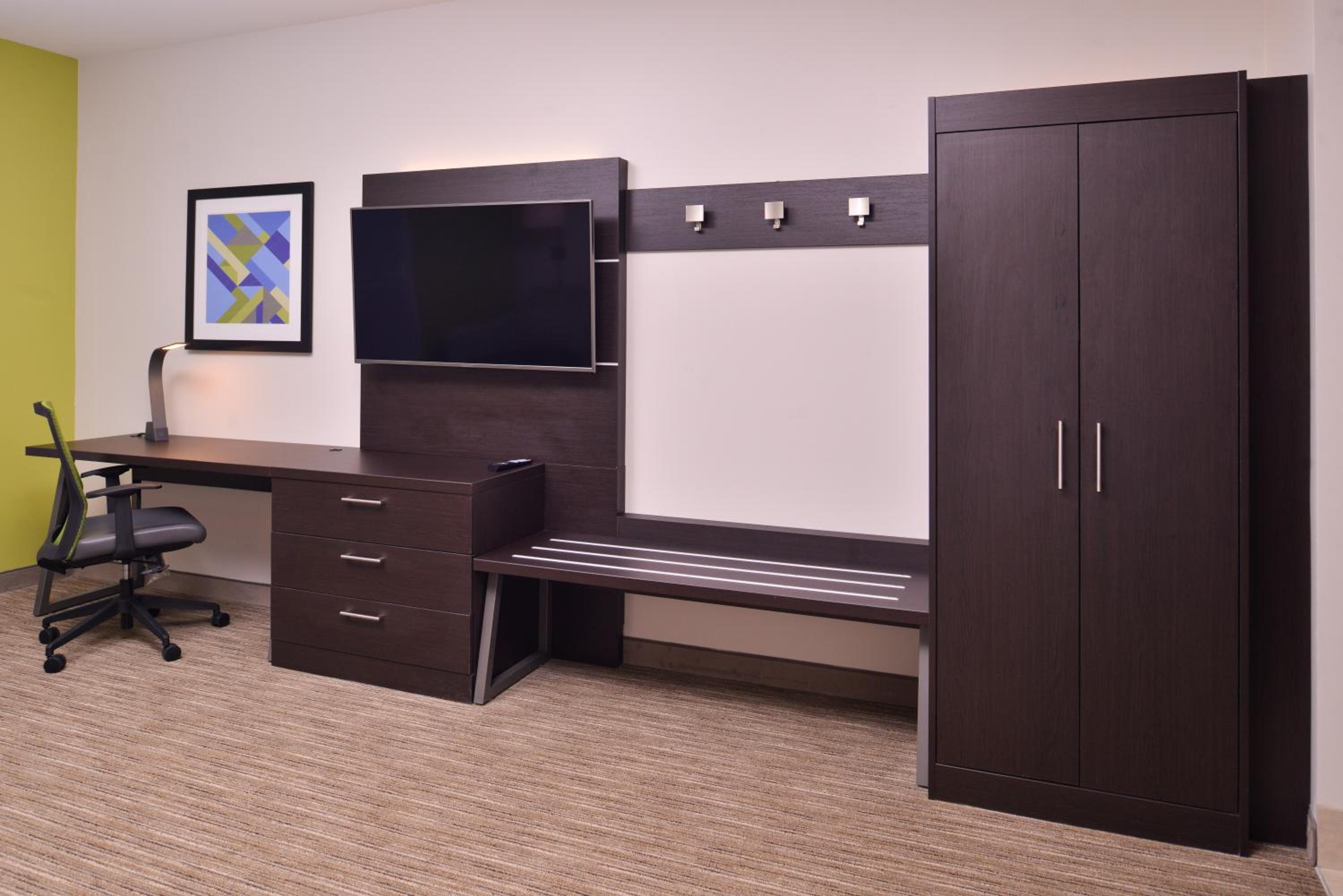 Standard King Room with Roll-in Shower - Mobility Accessible - Photo 9