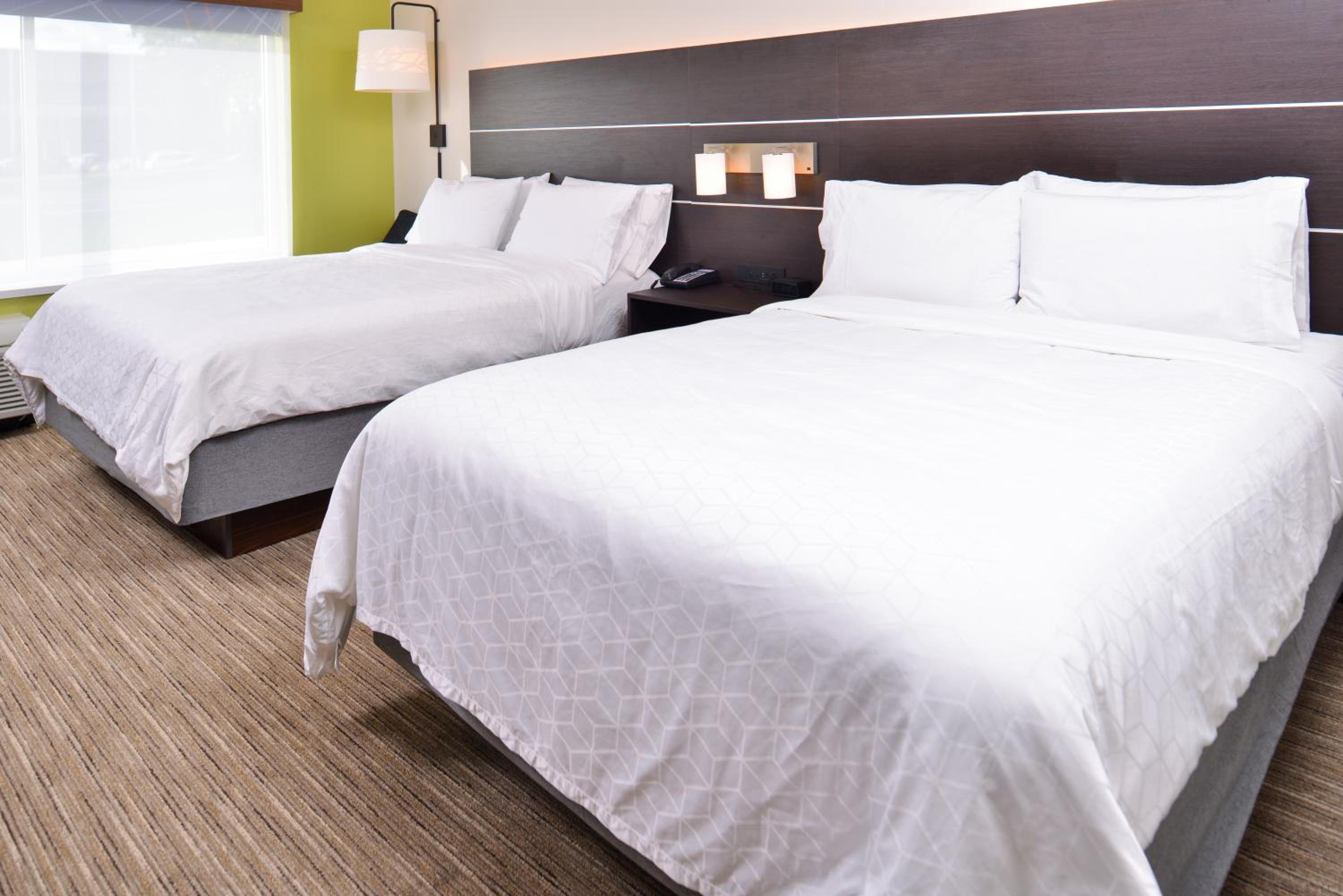 Standard Queen Room with Two Queen Beds - Photo 7