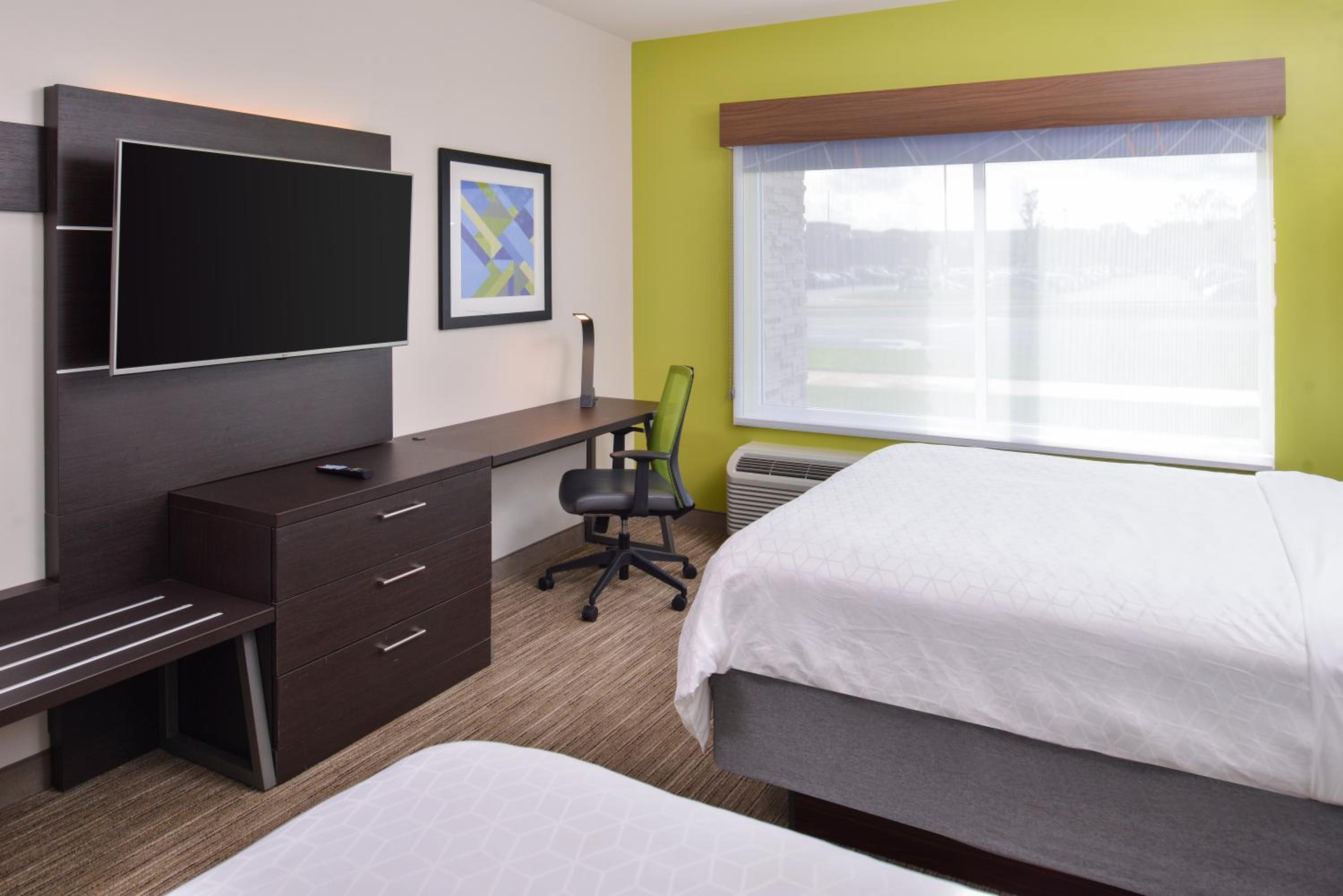 Standard Queen Room with Two Queen Beds - Photo 9