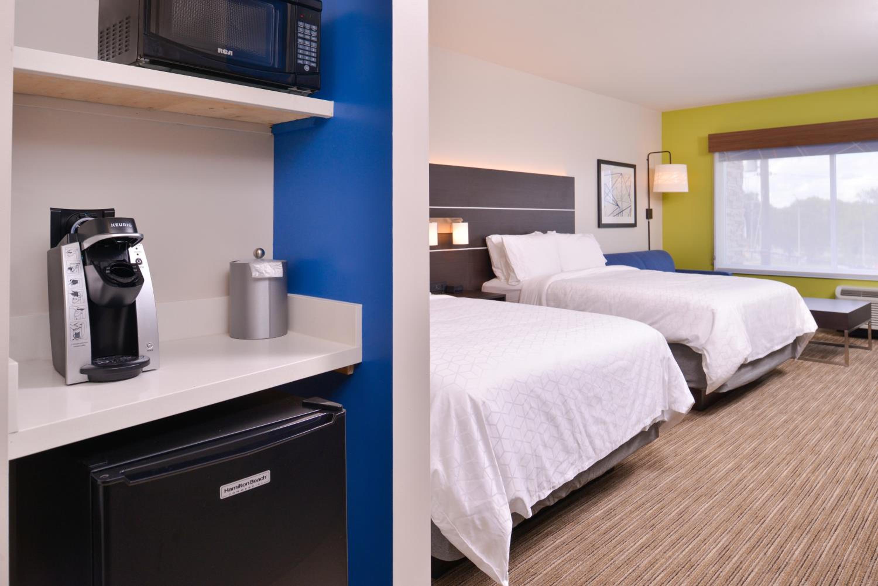 Queen Suite with Two Queen Beds - Photo 1