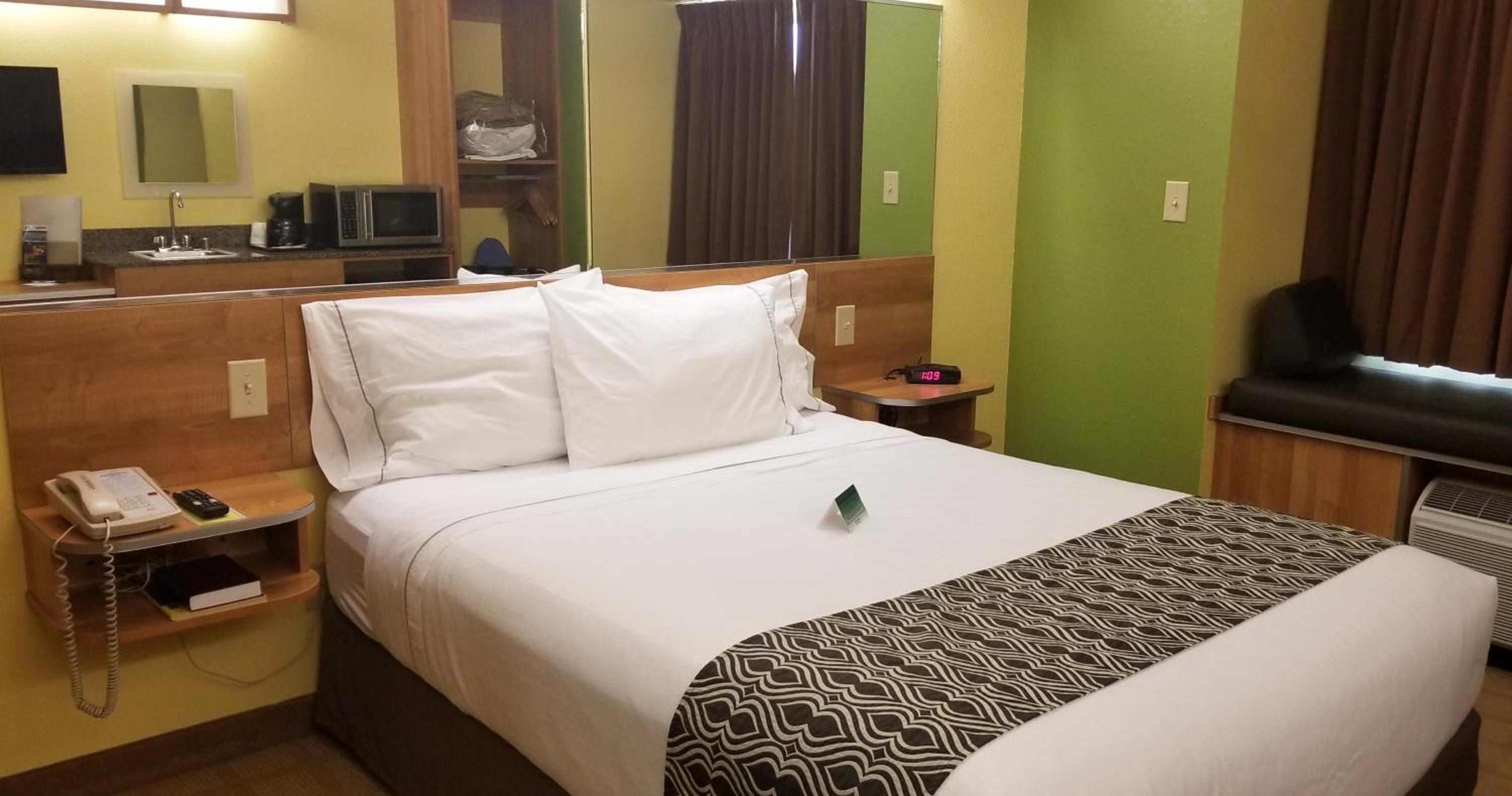 Queen Studio Suite with Bathtub - Mobility Accessible/Non-Smoking - Photo 3