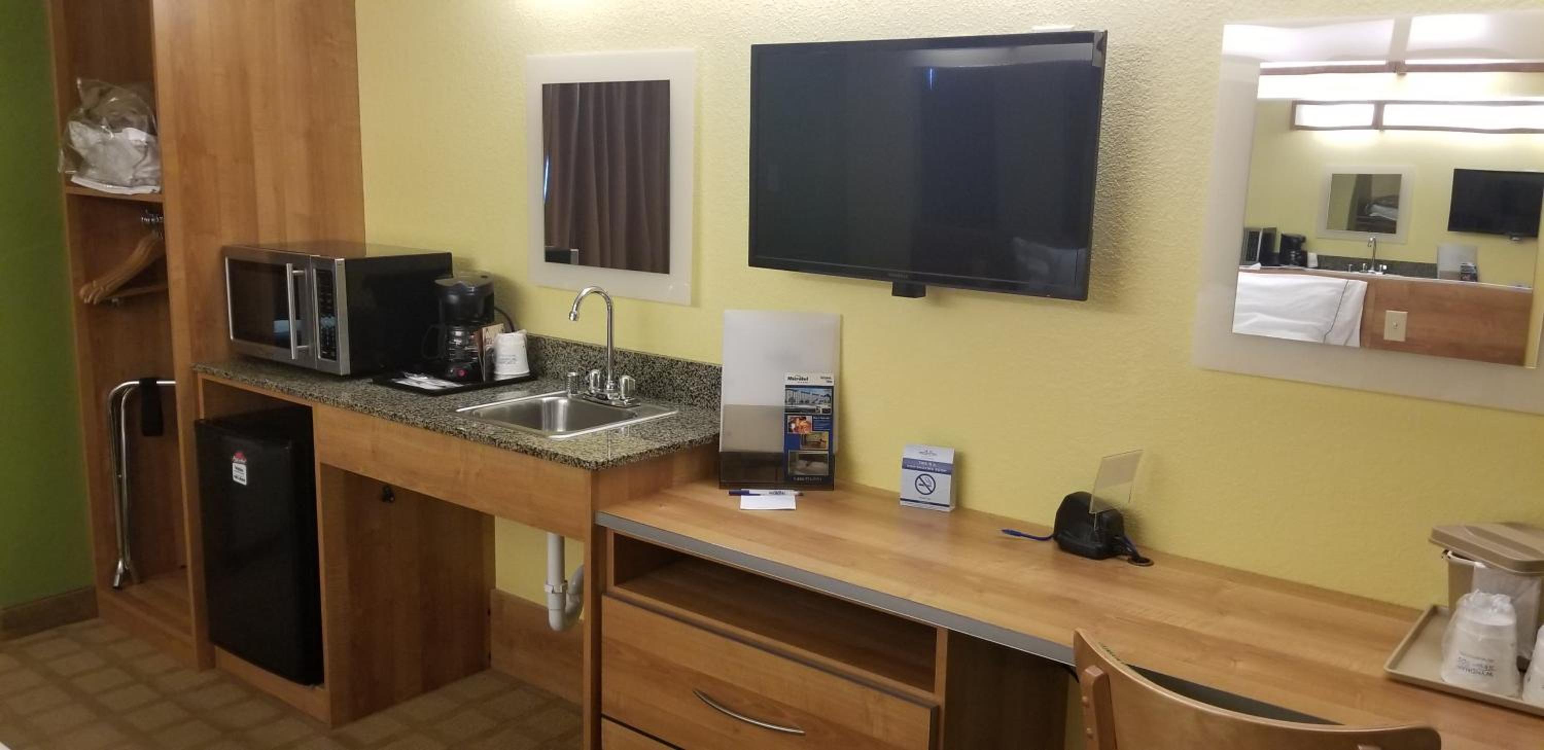 Queen Studio Suite with Bathtub - Mobility Accessible/Non-Smoking - Photo 5