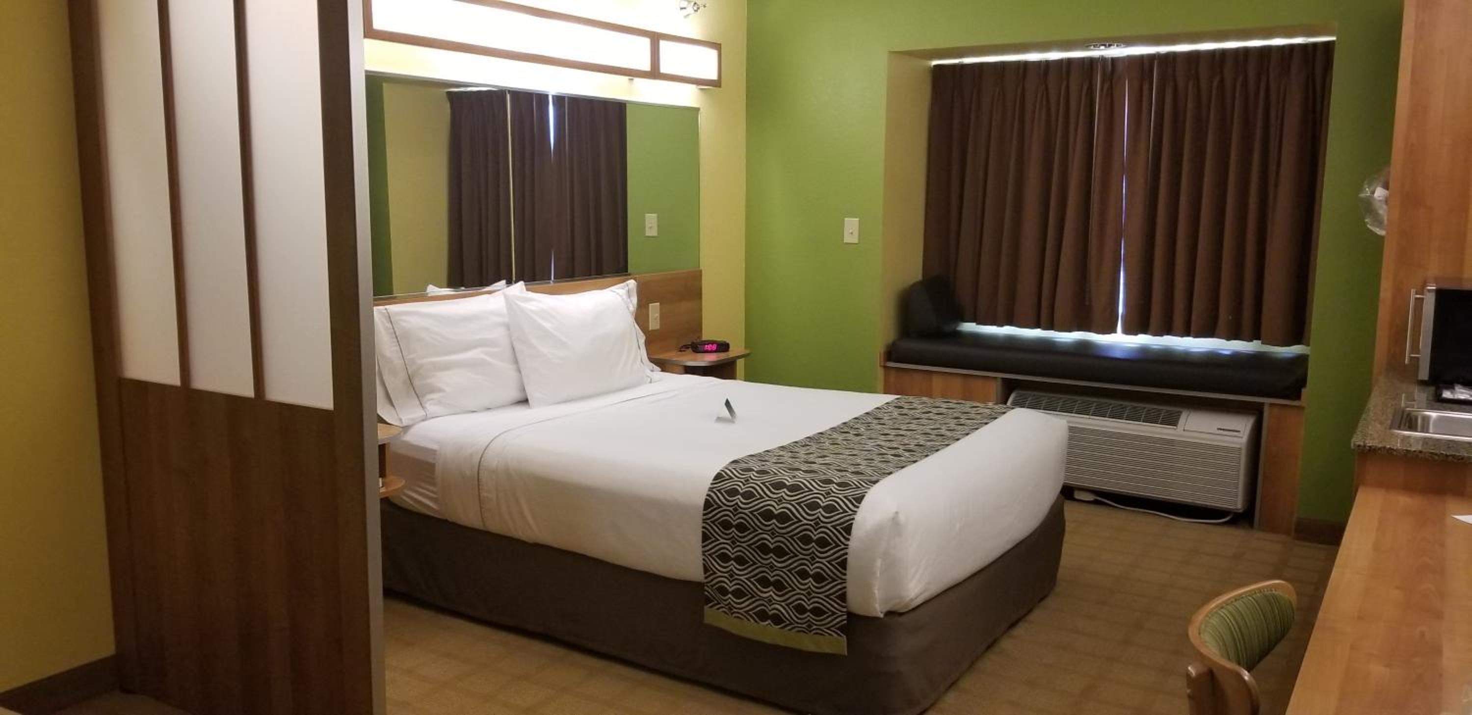 Queen Studio Suite with Bathtub - Mobility Accessible/Non-Smoking - Photo 6
