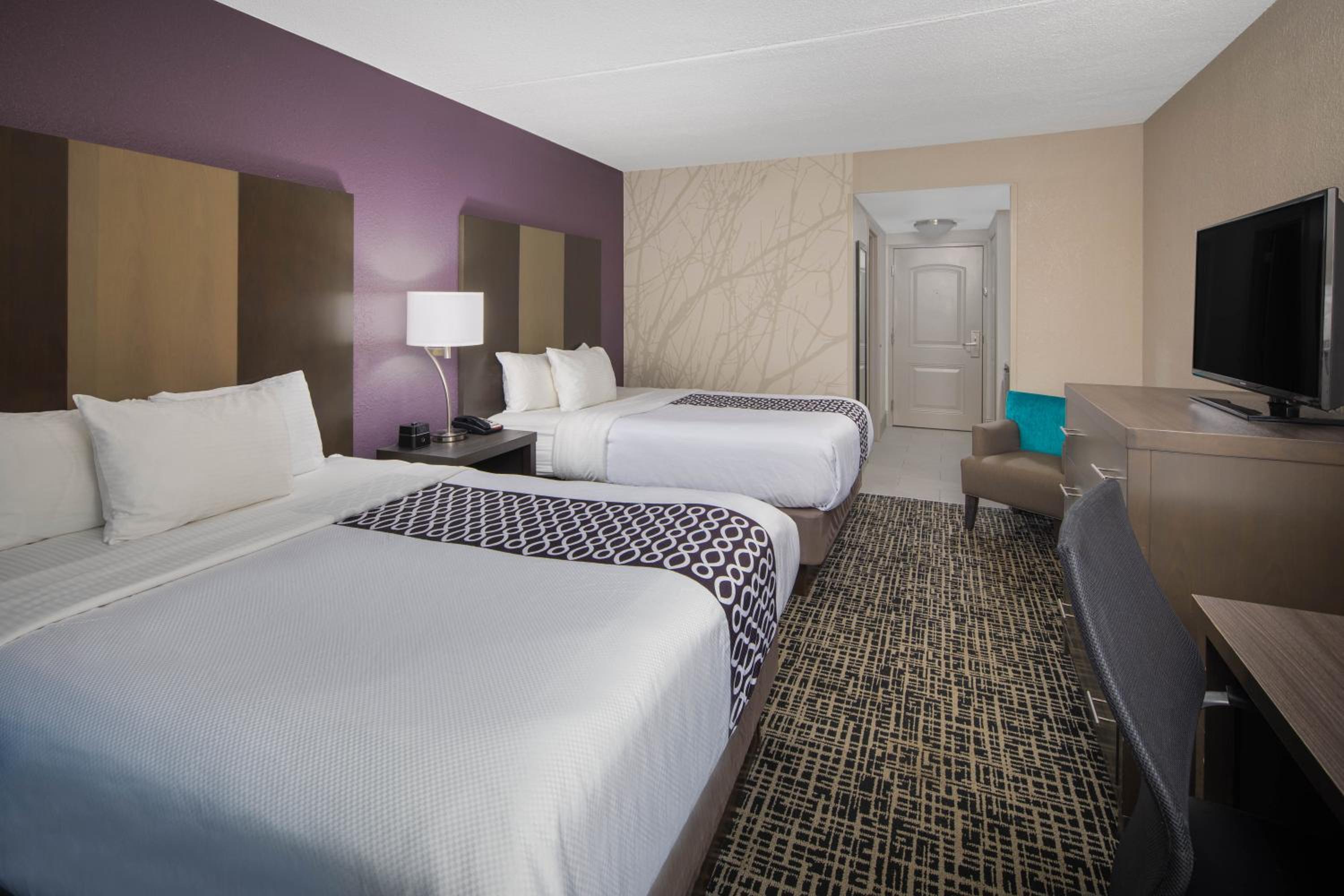 Queen Room with Two Queen Beds - Photo 11