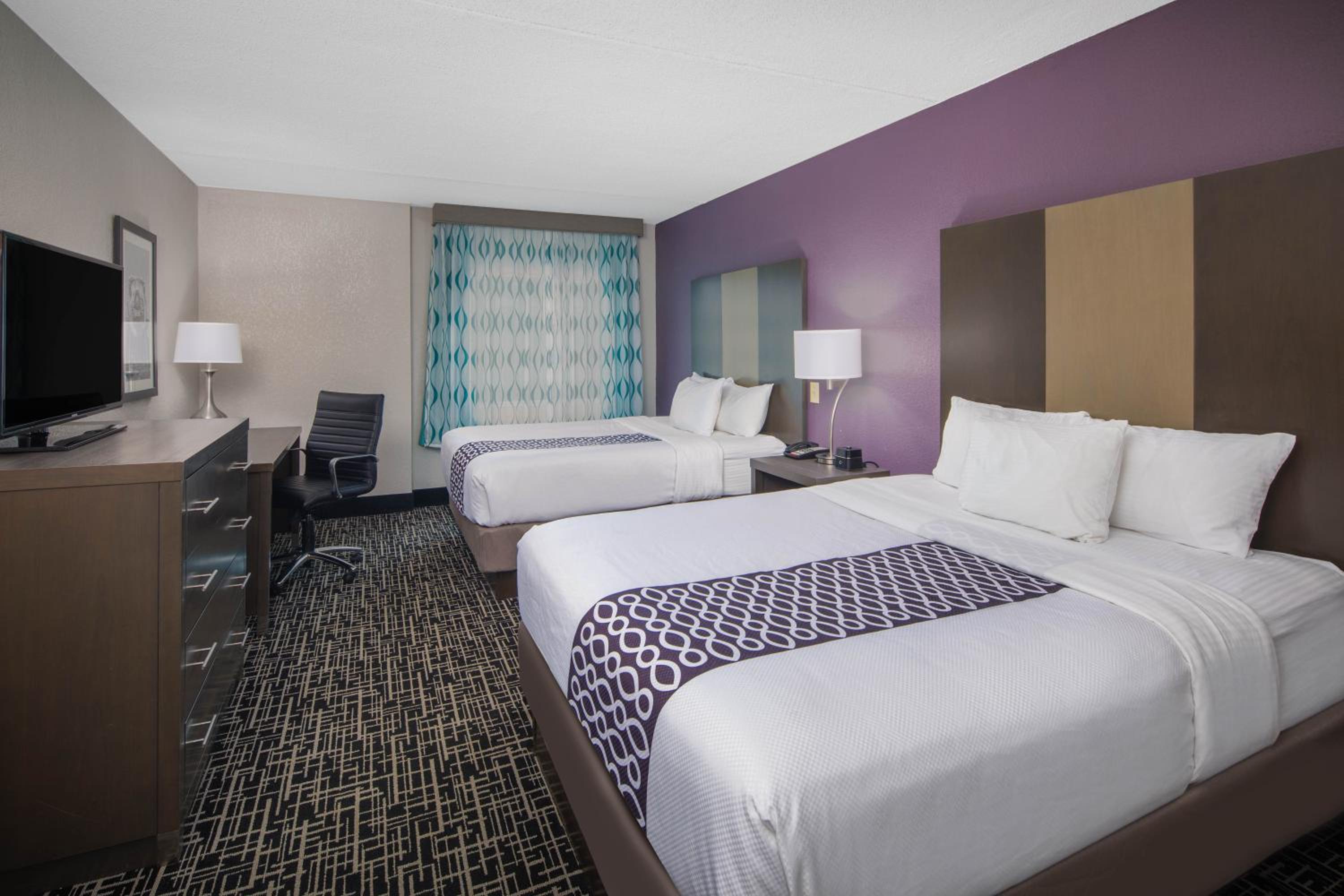 Queen Room with Two Queen Beds - Photo 12