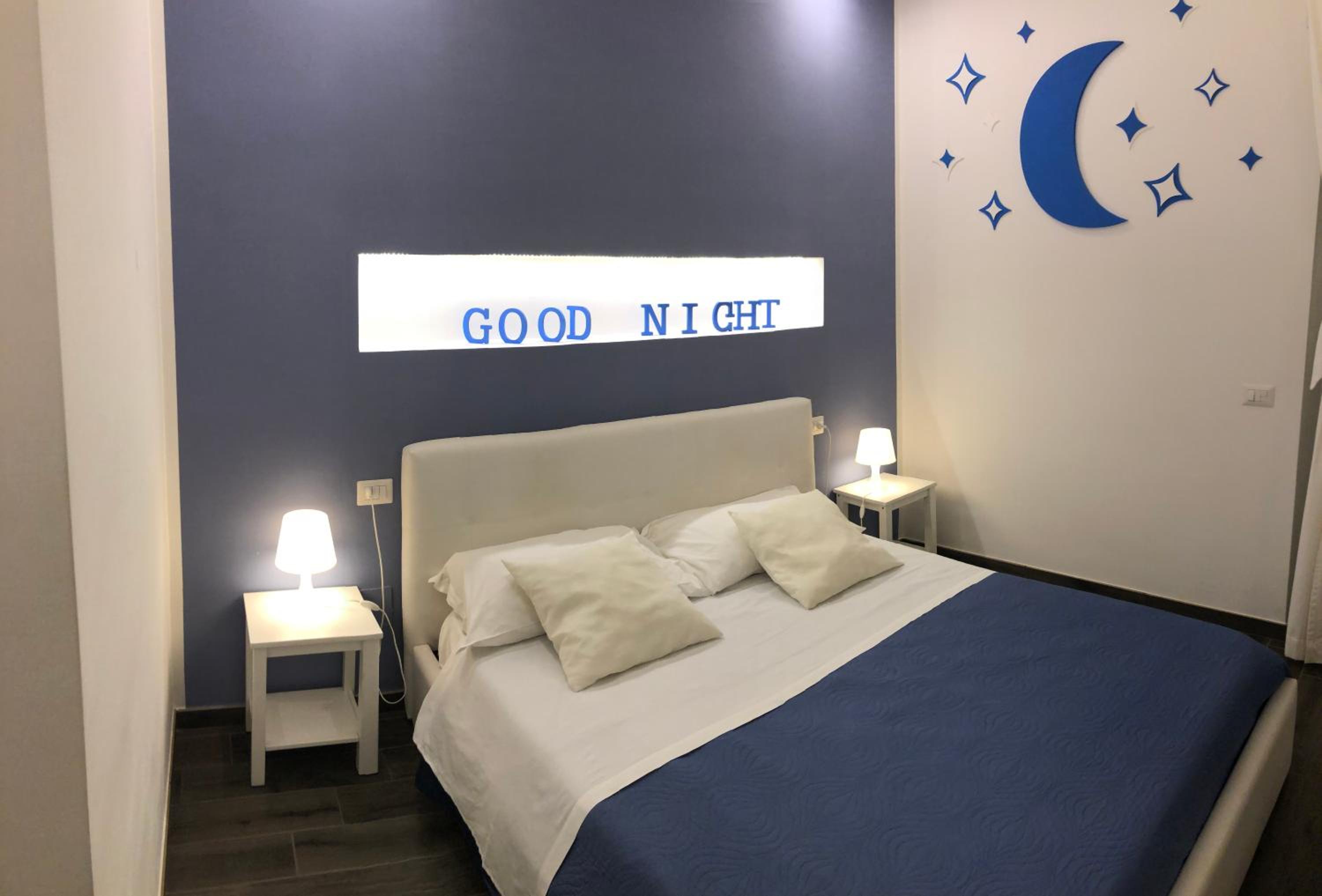 Deluxe King Room - Photo 14