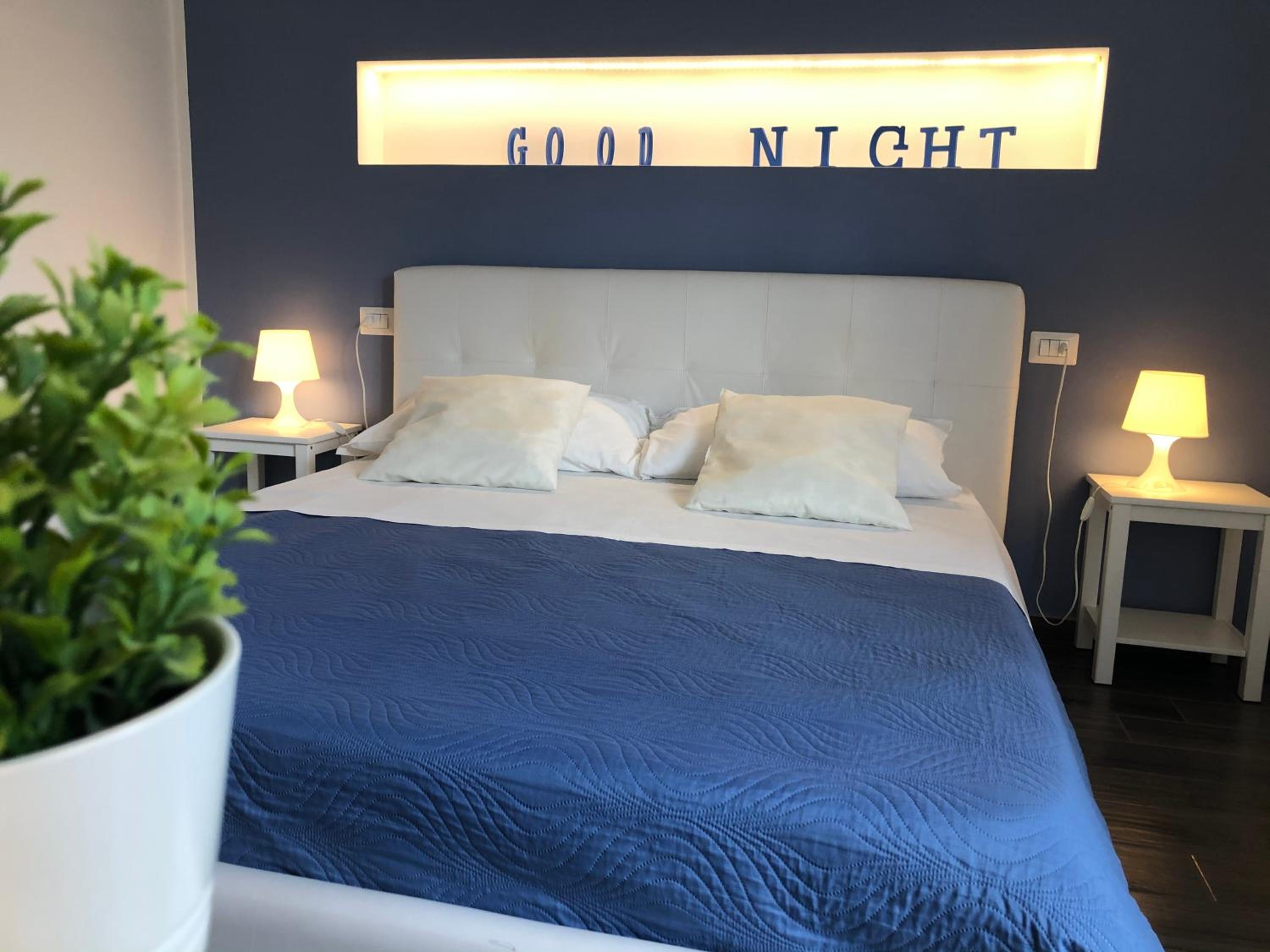 Deluxe King Room - Photo 15