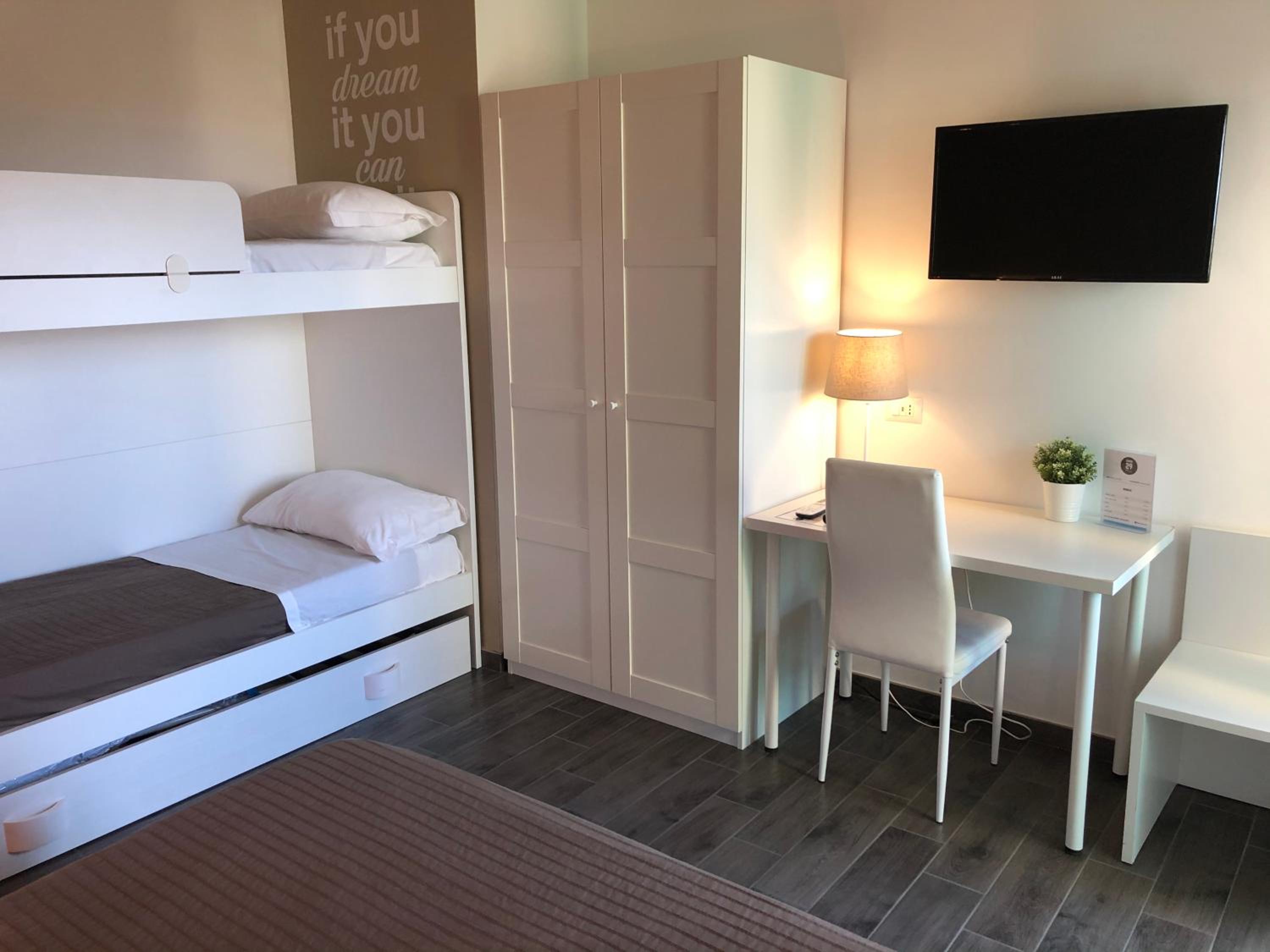 Deluxe Quadruple Room - Photo 23