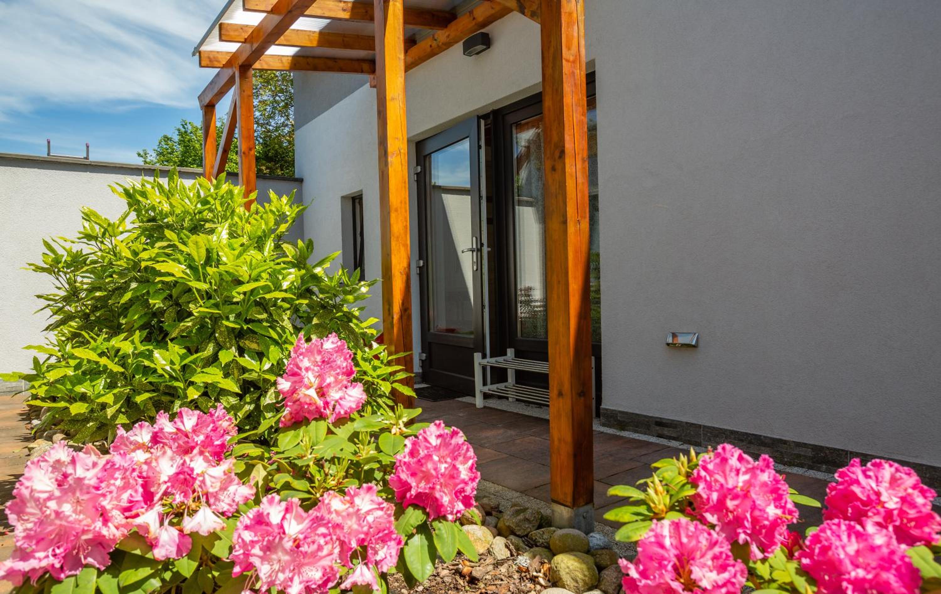 One-Bedroom House - Split Level photo 2