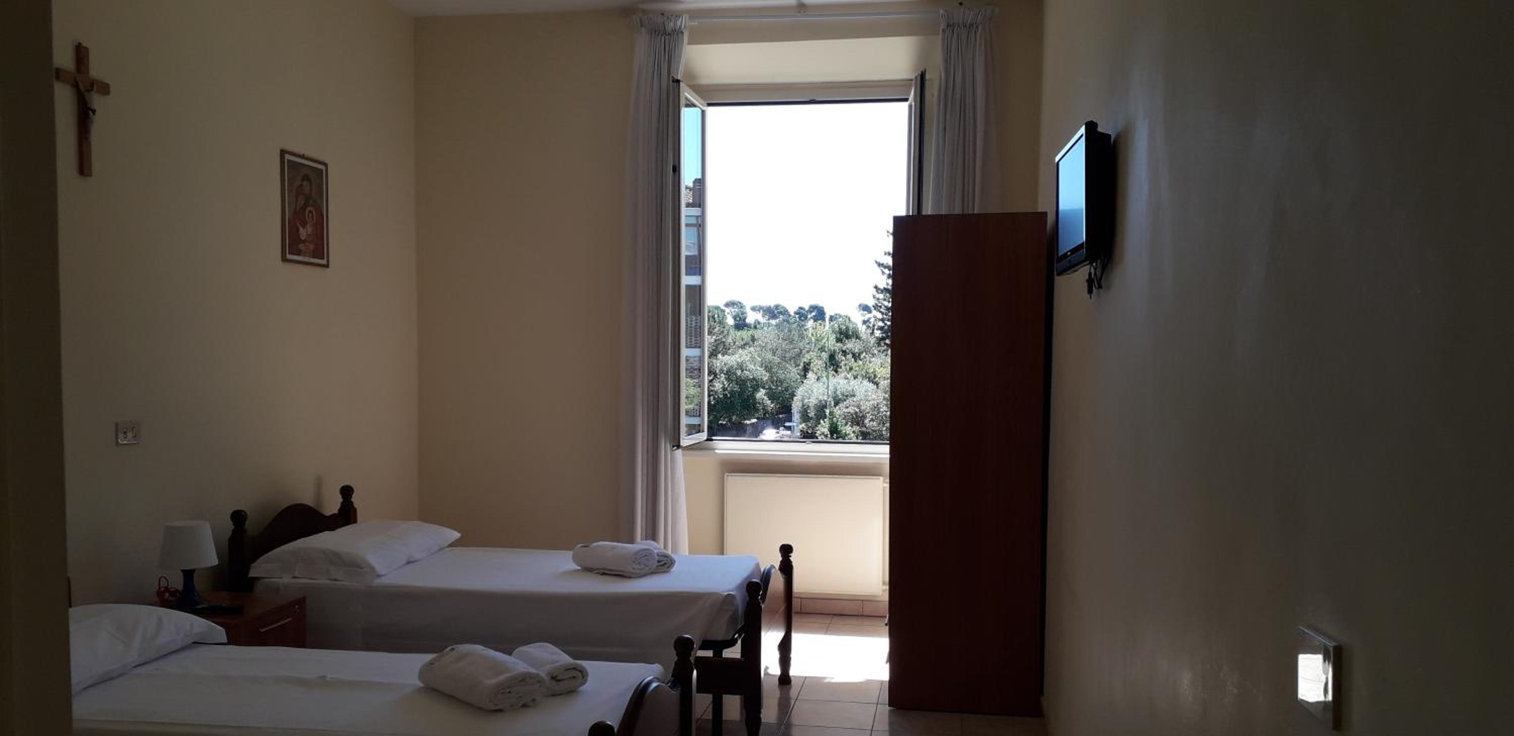 Economy Twin Room photo 1