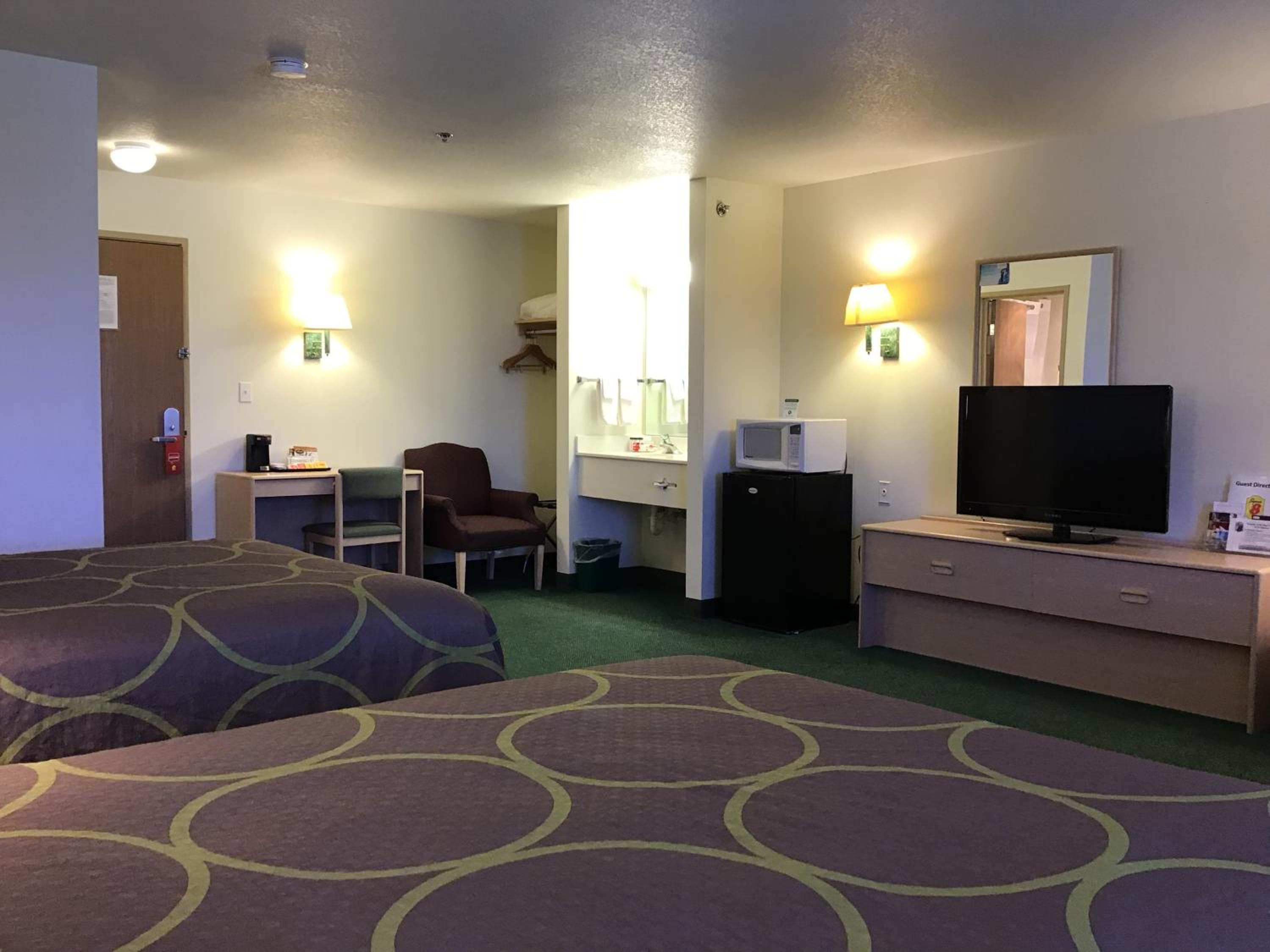Superior Queen Room with Three Queen Beds - Non-Smoking photo 1