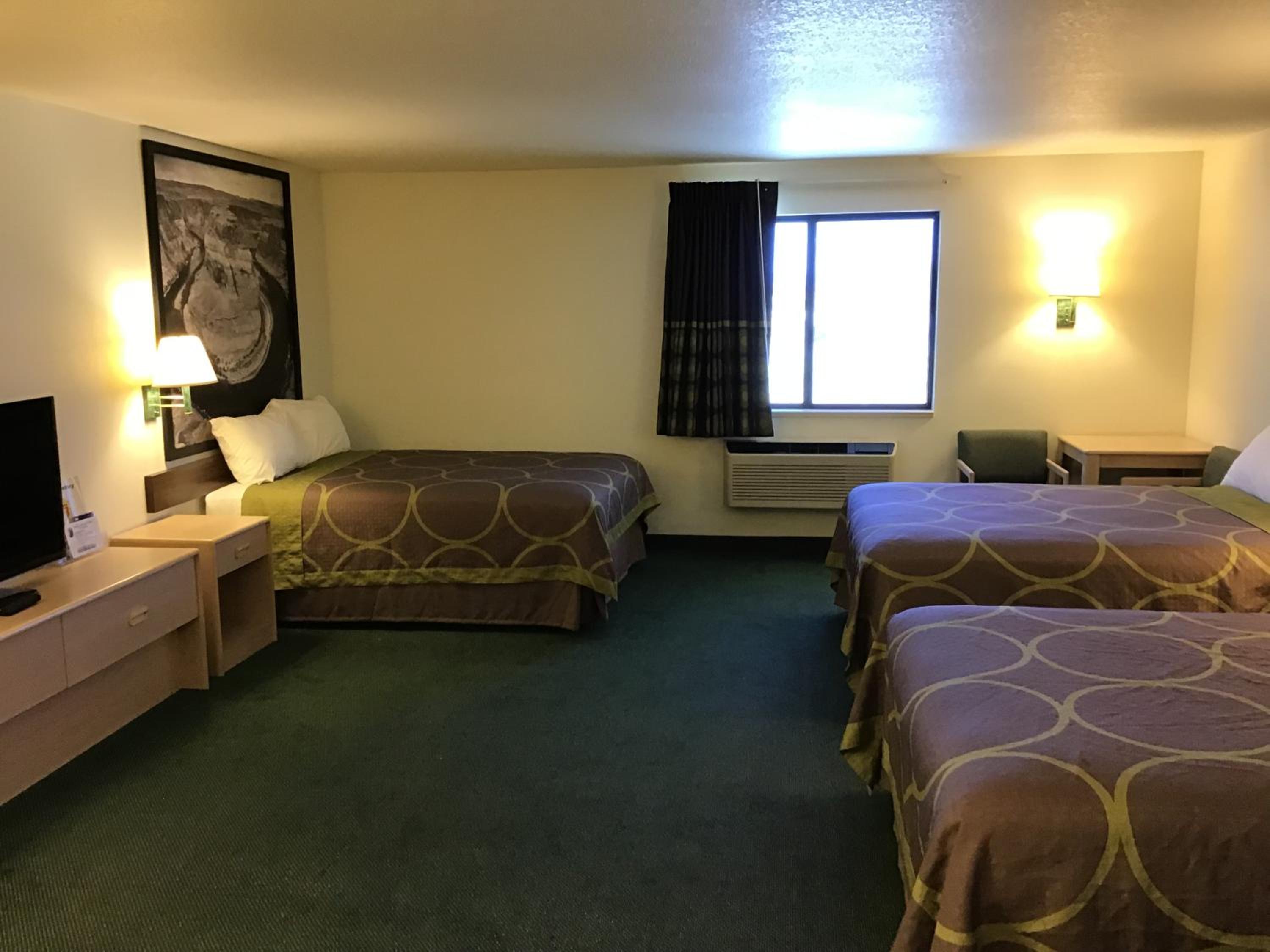 Superior Queen Room with Three Queen Beds - Non-Smoking photo 2