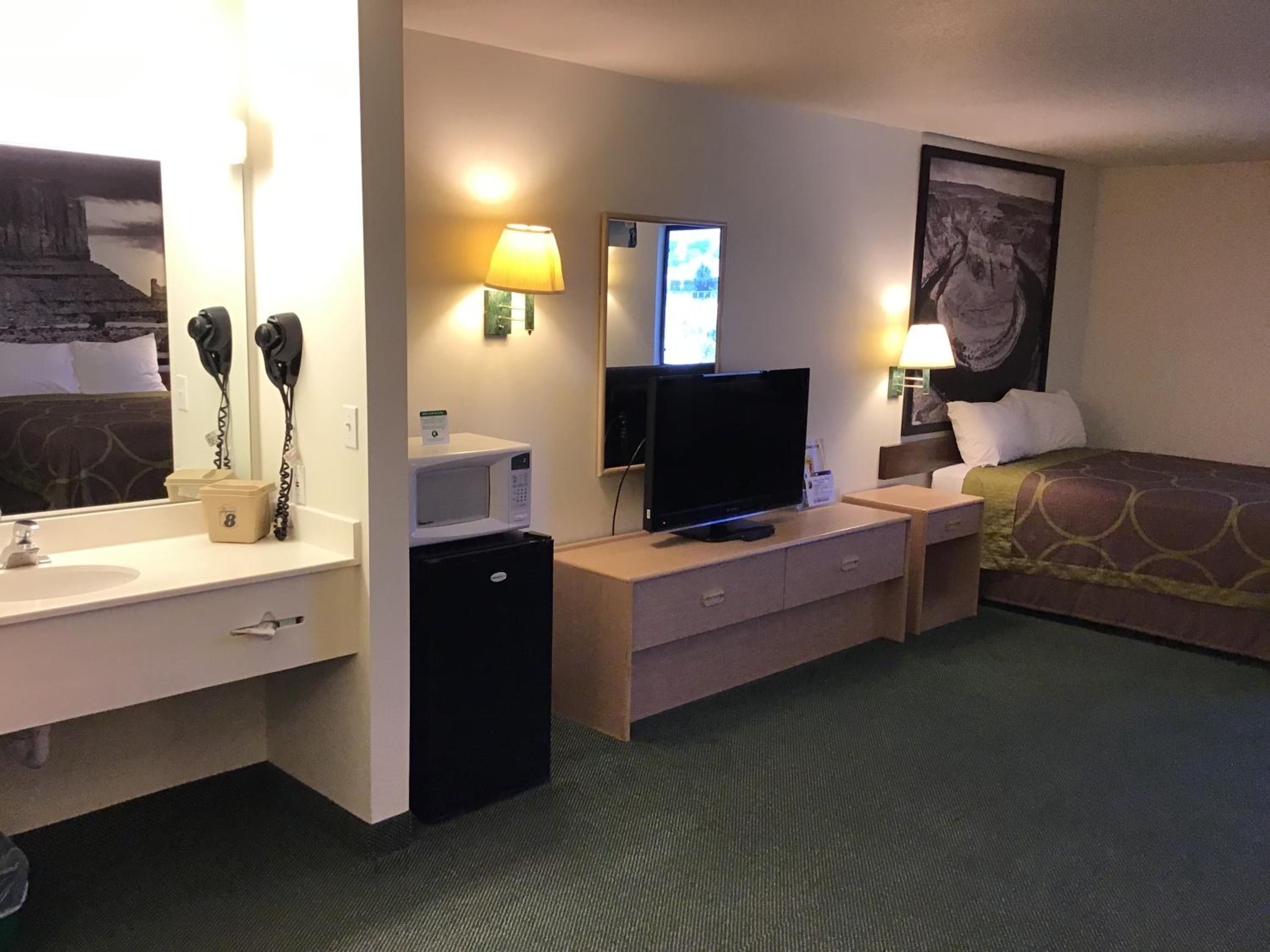 Superior Queen Room with Three Queen Beds - Non-Smoking photo 3