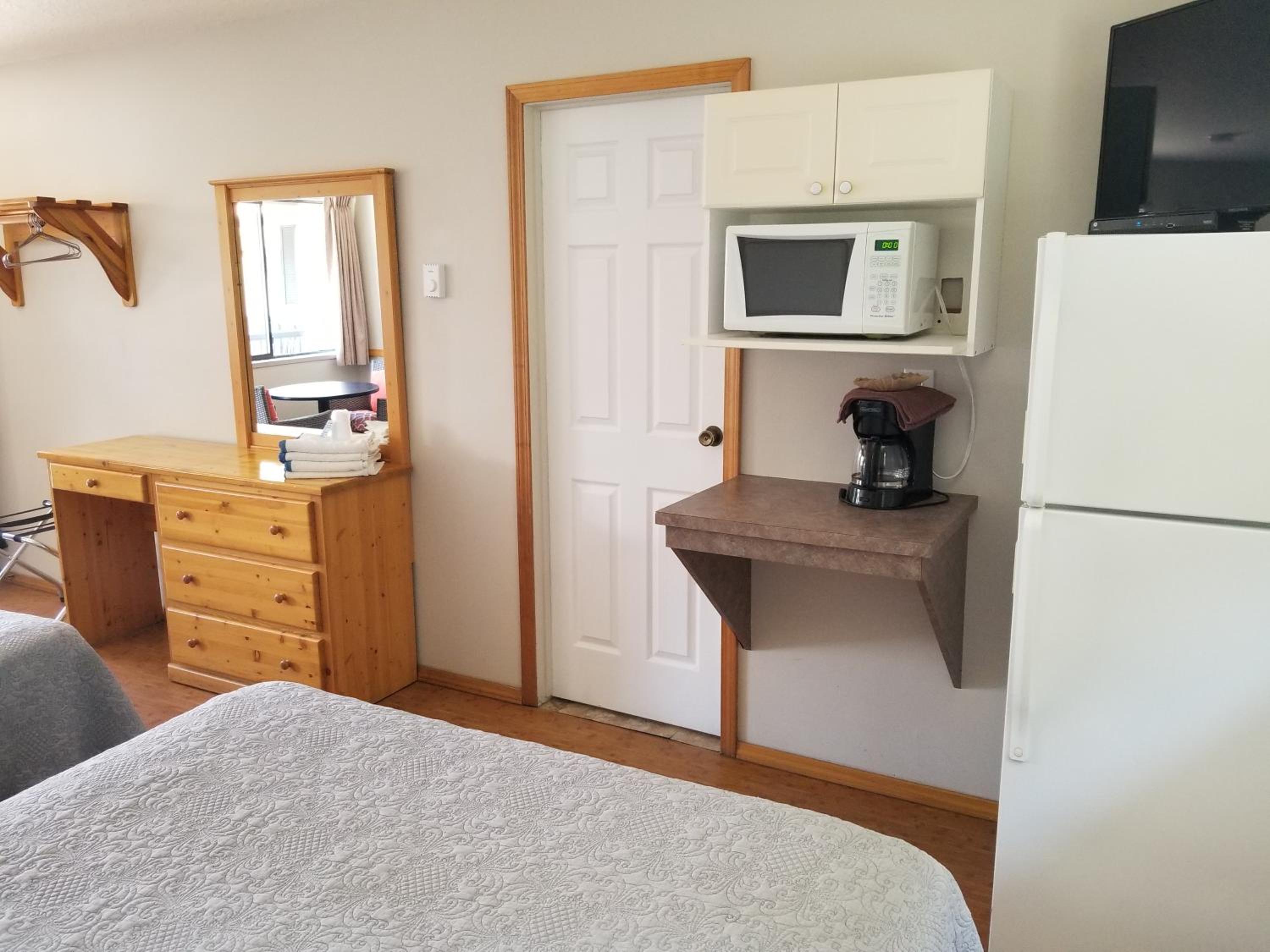 2 Queen Beds - No Kitchen