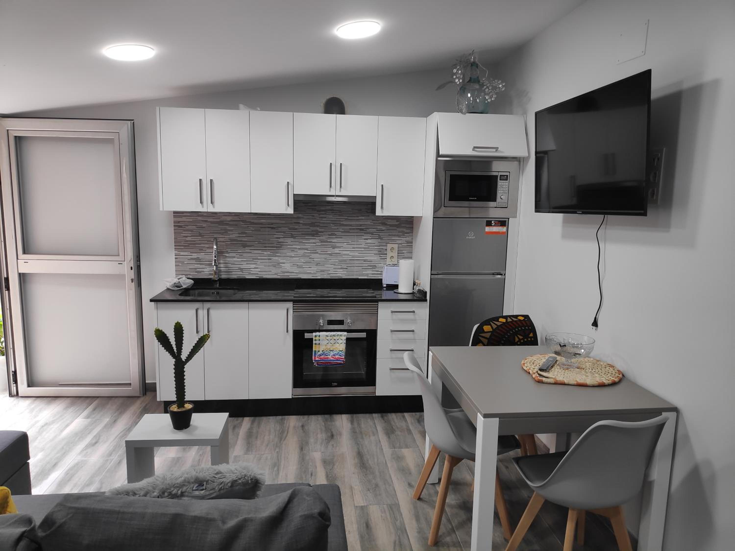 Studio Apartment - Photo 25