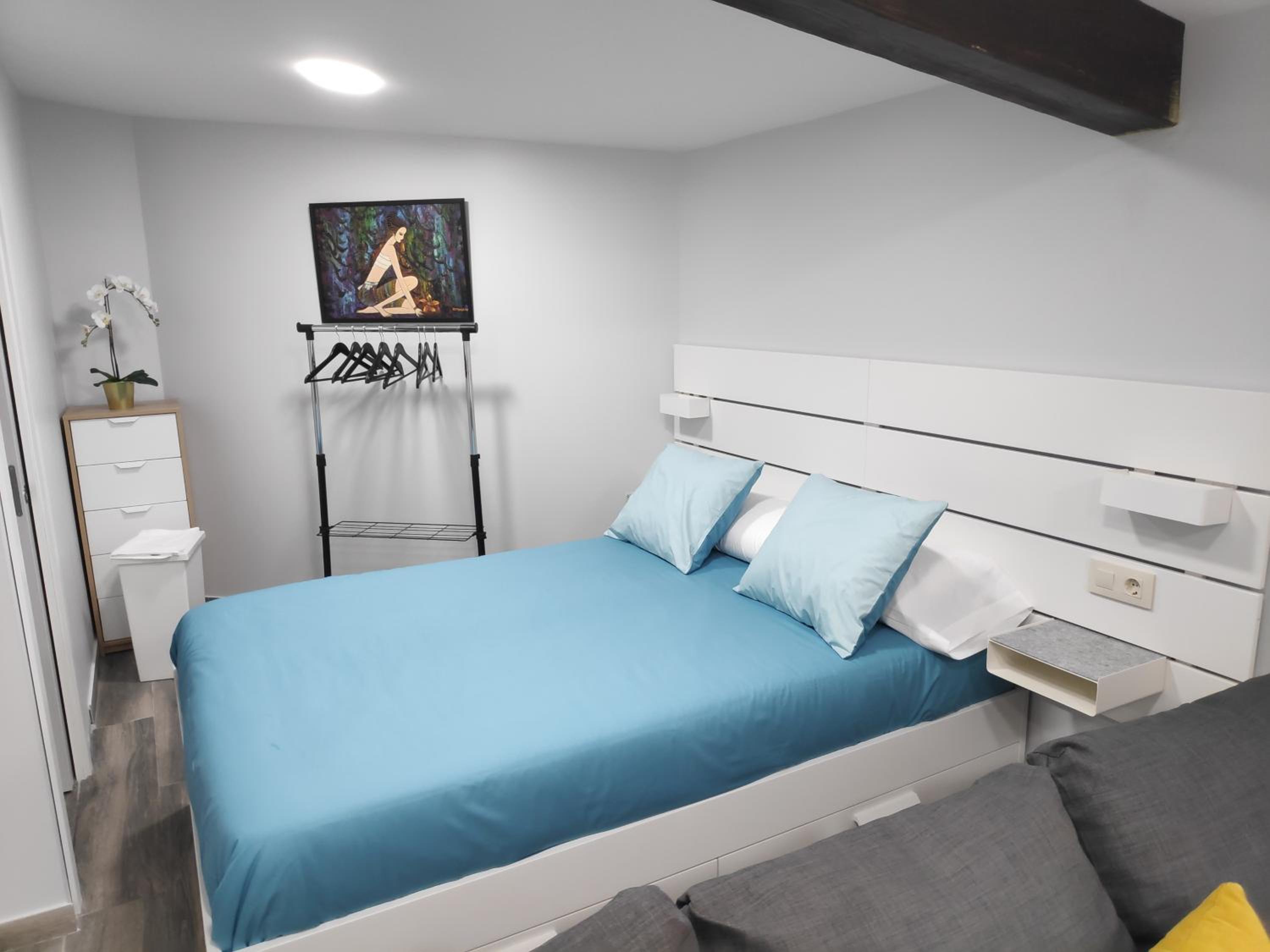 Studio Apartment - Photo 1