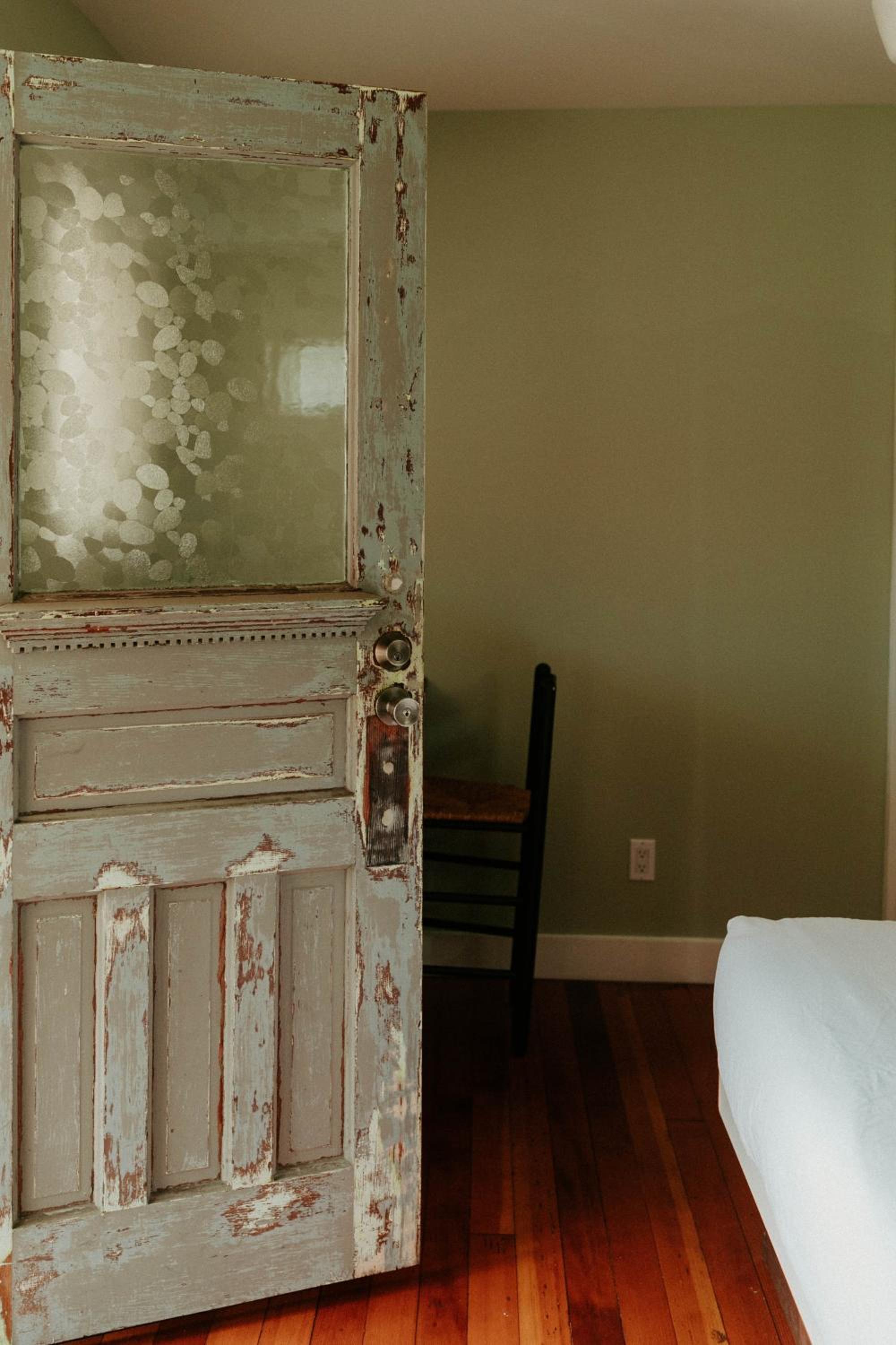 Standard Queen Room with Two Queen Beds photo 2
