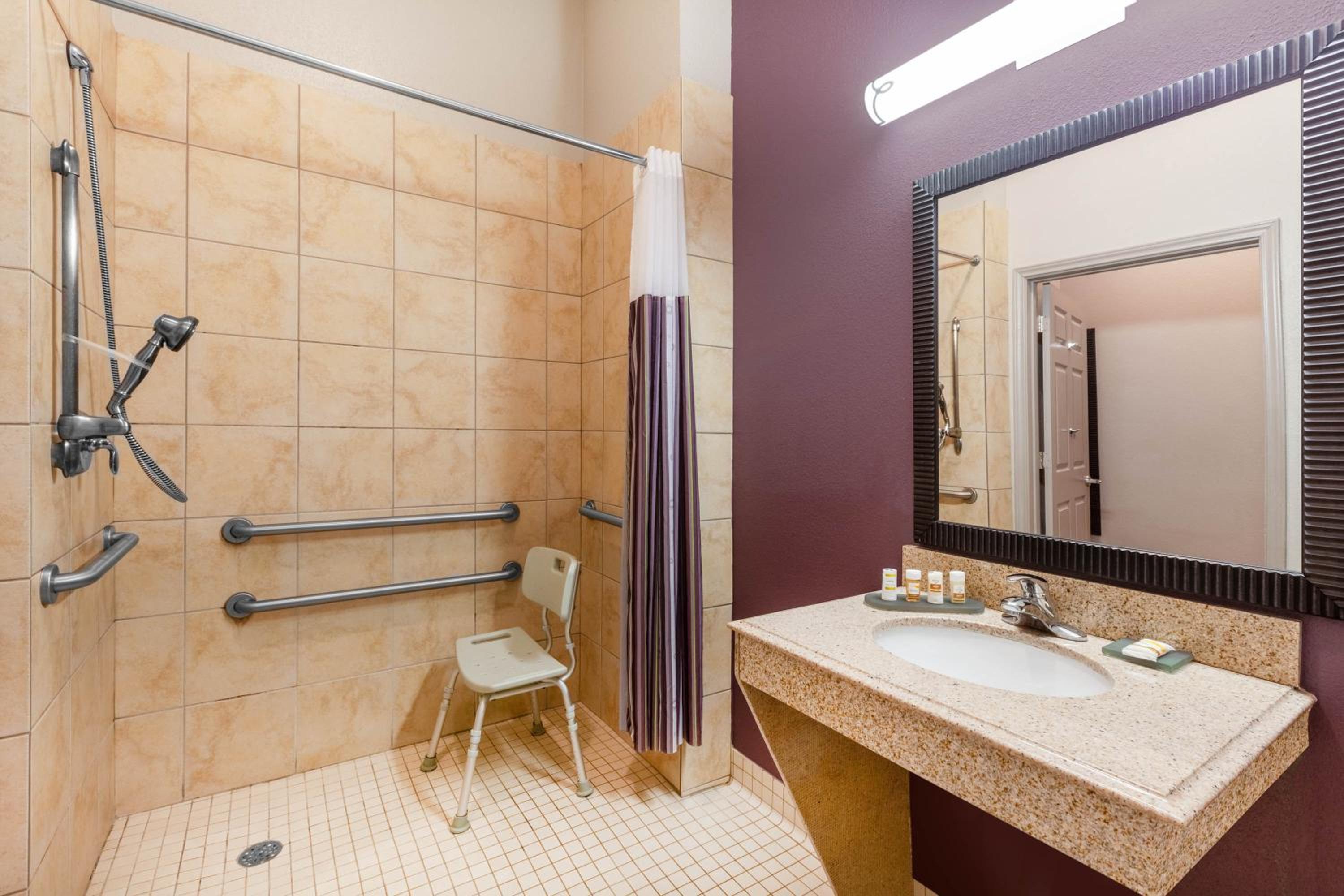 Queen Room with Tub with Grab Bars - Mobility Impaired Accessible/Non-Smoking - Photo 4